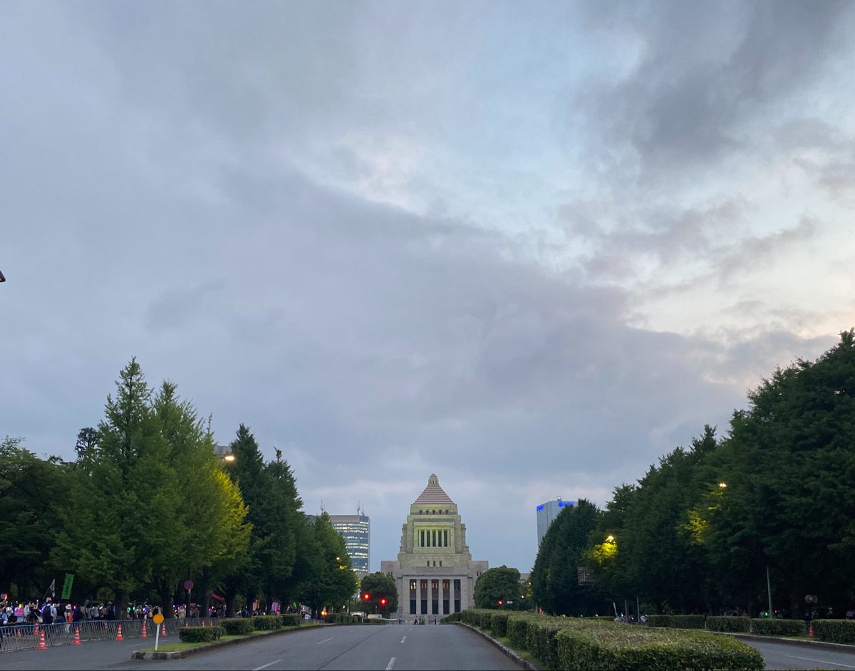 nishichibakaede's tweet photo. すごい人ですわ
右翼と警察と顕彰会も

#国会正門前大行動0619 https://t.co/sidBbDxCk9