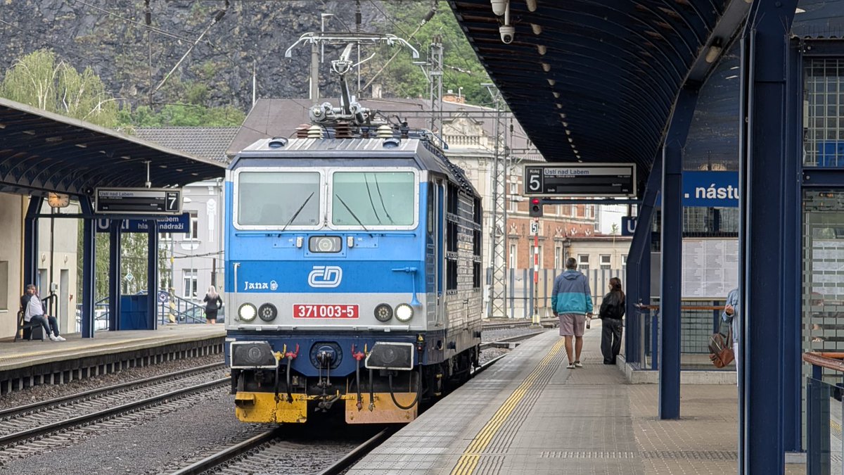 ceskedrahy_'s tweet photo. Poslední z posledních.

Bastardi byly elitní stroje pro vozbu vlaků EuroCity z Prahy do Německa. Čas ale nejde zastavit. Tohle je náš poslední kus, který vozí už pouze víkendovou turistickou "Kometu" z Ústí do Drážďan. Pokrok nelze zastavit. Tak šťastné poslední kilometry! https://t.co/UH5qjU3LdL