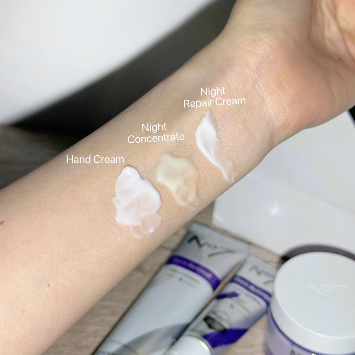 nisayaa__'s tweet photo. วัยนี้ต้องเริ่มใส่ใจเรื่องริ้วรอยแล้วว เลยได้ลอง No7 Pure Retinol แล้วรู้สึกชอบมาก 

เป็นตัวช่วยดูแลปัญหาผิวได้อย่างตรงจุด ทั้งเรื่องริ้วรอยเล็ก ๆ และผิวที่ดูไม่เรียบเนียน เนื้อเซรั่มเกลี่ยง่าย ซึมไว ไม่เหนอะหนะ ใช้แล้วสบายผิวมาก ที่สำคัญยังอ่อนโยนอีกด้วย ✨
@BootsThailand

#BootsThailand #No7Thailand #No7PureRetinol #เพียวเรตินอลผิวเด็ก