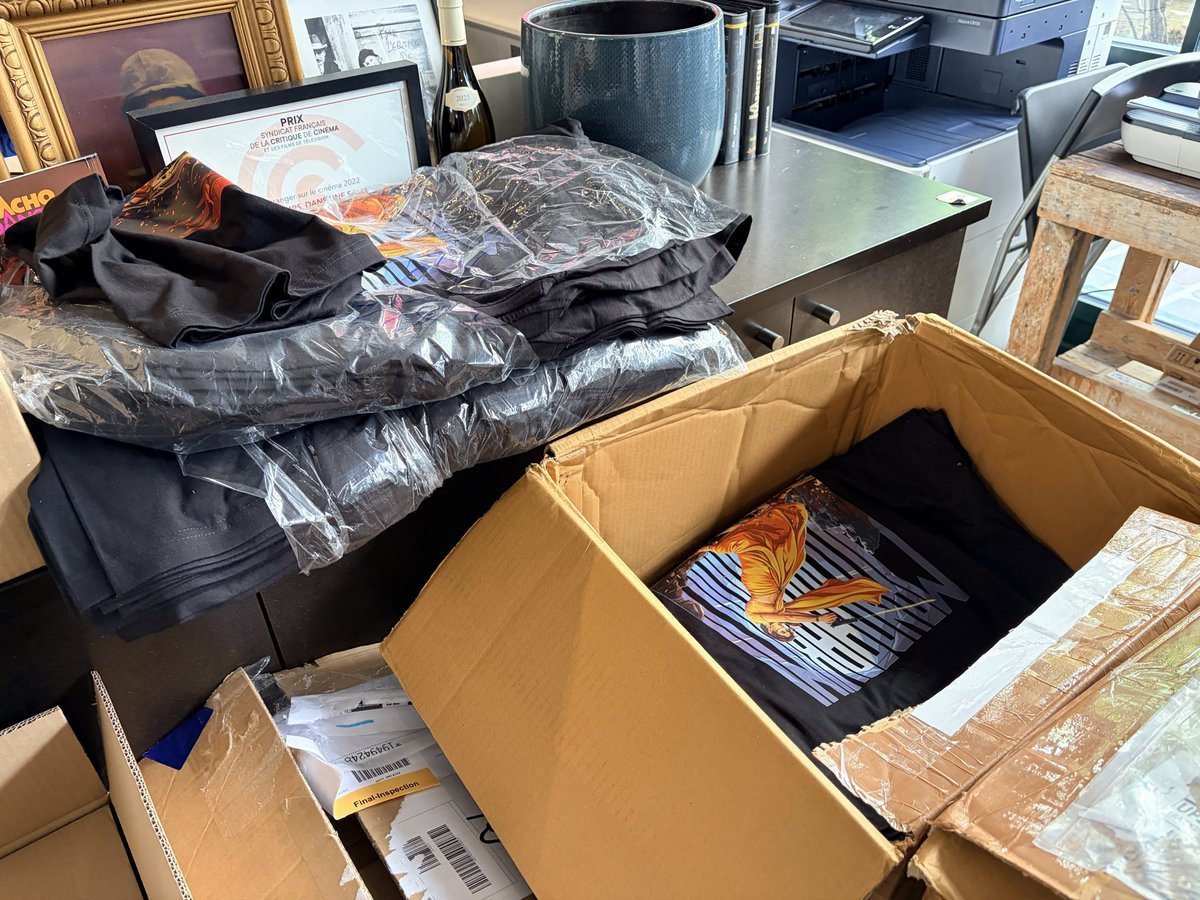 MaheshBabuNews's tweet photo. Varanasi merchandise sent to the organisers at France from @ssrajamouli as he is participating the film festival week this month end @CarlottaFilms @cinemathequefr 👍🏻

#Varanasi @urstrulyMahesh https://t.co/2epunJgwZ6