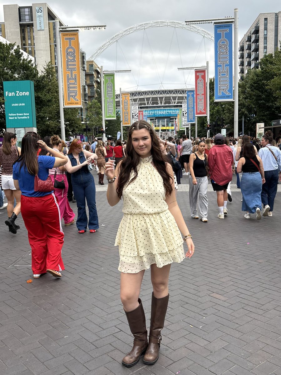 annaa_stn's tweet photo. hi @HSHQ 🥰
i would love to be todays tour photographer!!  i am in rear ga today!!💃🏻 https://t.co/beHfLIQ9Ri