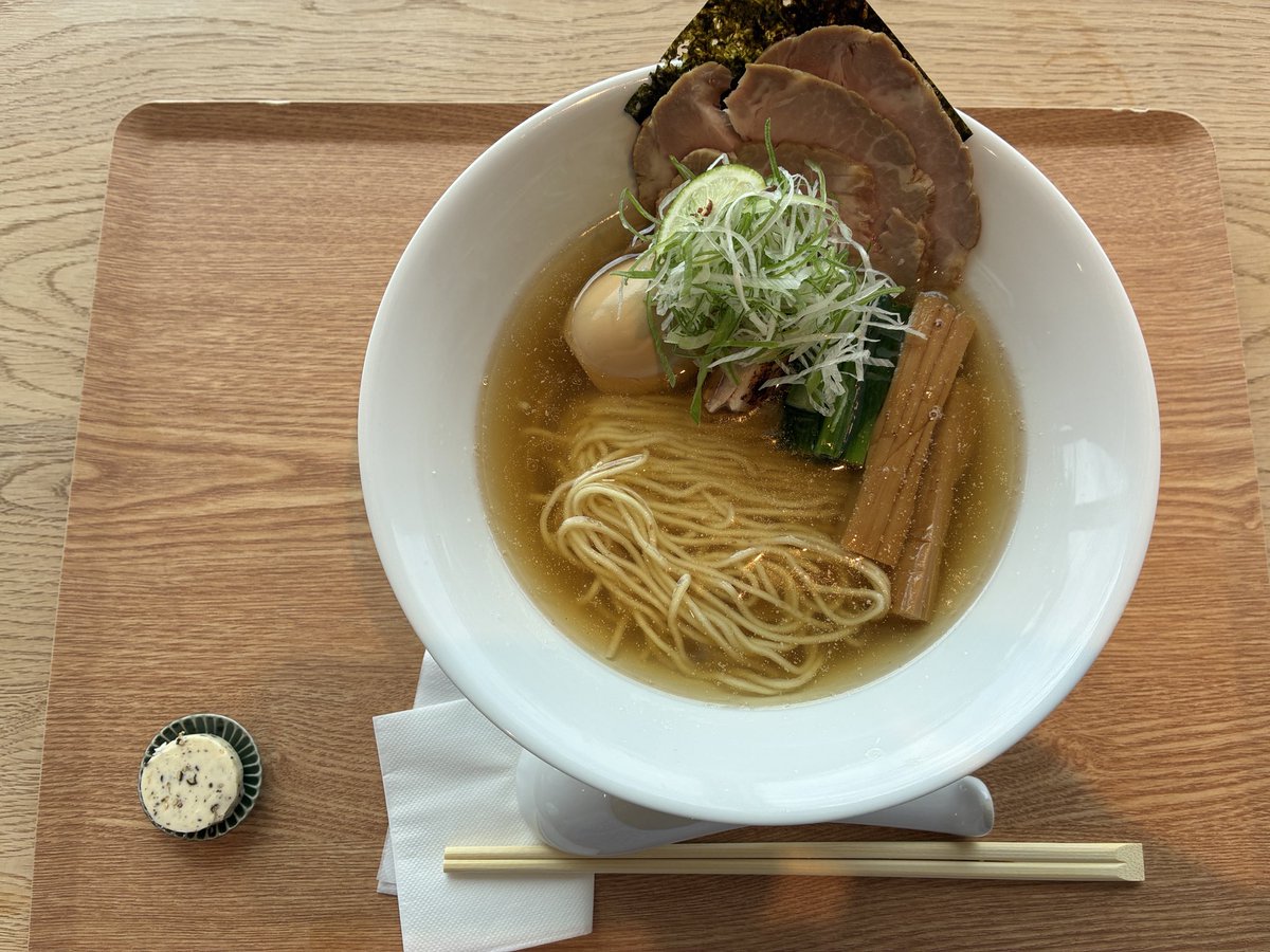 Popeye_Cisco's tweet photo. 特製中華そば　醤油と白醤油
久々に　おったまげました
札幌なら2.5Kするね　とくいちやQみたい
TPとにかく豪華
メイラードバッチリ鶏チャーの香ばしさ
燻製味玉の風味
柑橘の上のスパイス
椴法華の手積み海苔
味変　トリュフバターとスパイス梅
#キトウシの森
#きとろん
#KsTable https://t.co/aHdPYhqWZP