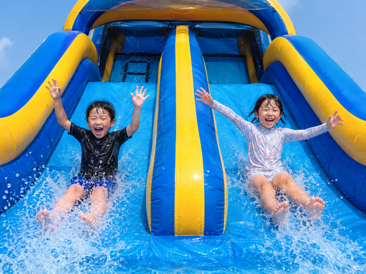 JRkyushuNews's tweet photo. ＼ 今夏も油山に水の楽園が登場 ／

親子や友だちと特別な夏を過ごせる「プール王国」が開催決定！ 

大型スライダーでのスリルや、可愛いプールでの水遊びを満喫できます。 
📅7/18～8/26 
📍油山福岡 

水しぶきを浴びて笑顔ではしゃぎませんか？ぜひお越しください！
https://t.co/bLVeKMSZat https://t.co/0tGwMI5Ihn