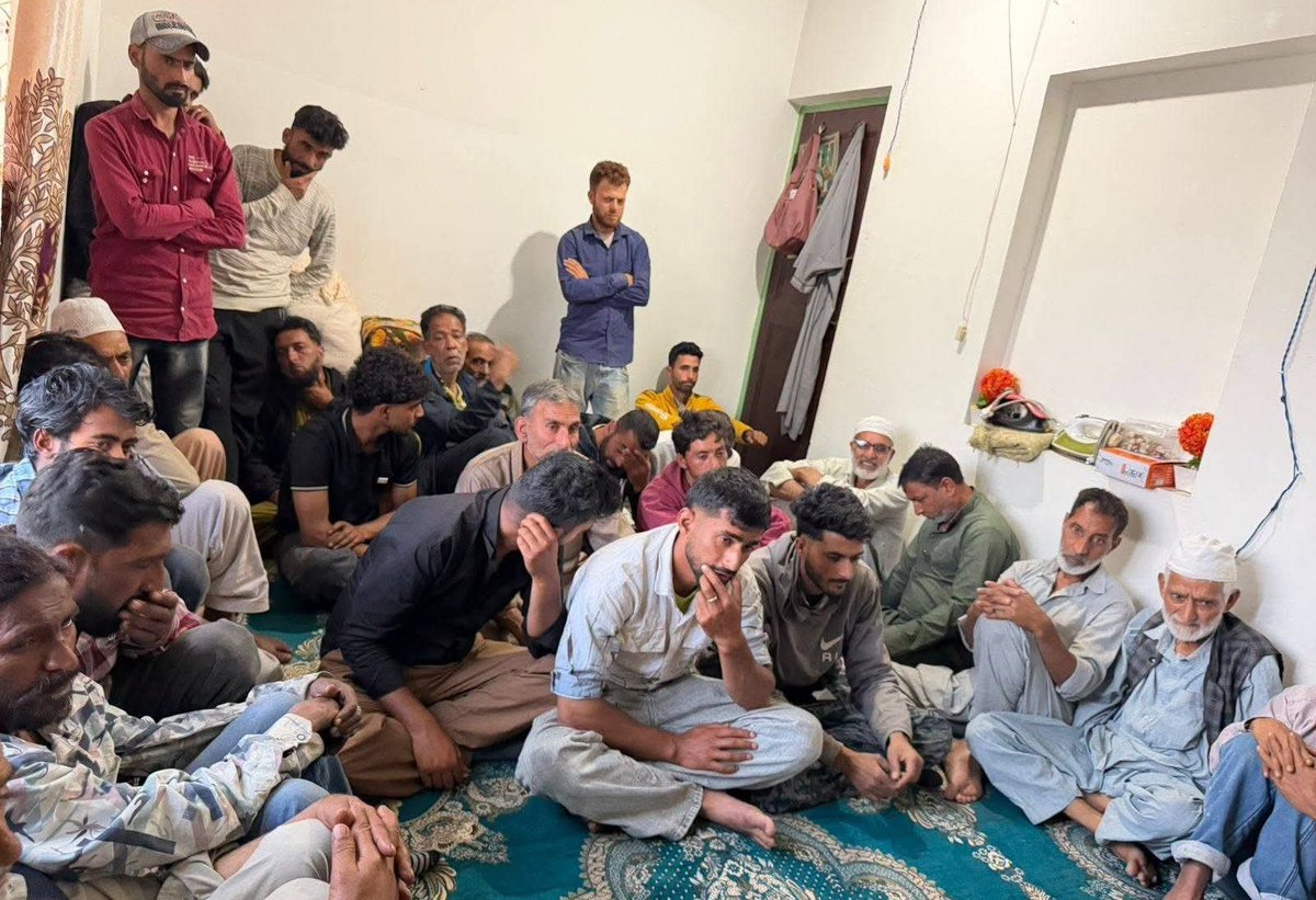 JKPDPian1's tweet photo. A public interaction meeting was held at Naseem Bagh, Sopore, under the leadership of PDP leader Irfan Ali. During the meeting, he listened to the grievances and concerns of the residents and assured them of every possible support and assistance. @MehboobaMufti @askirfaan https://t.co/5S6JHT8xlH