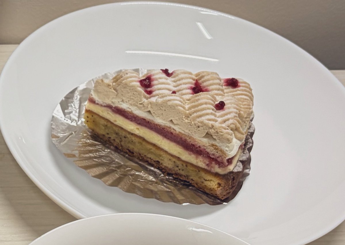 misaamam's tweet photo. ケーキ！！！おいちい！！！！！

フルーツのった系などもあったんですが食べたい🍰を選び大正解🎉
推しケーキ屋さんなんですが、不定期営業&amp;仕事だと営業時間に間に合わないので、本当に今日はこちらのケーキ買うの諦めてたんですよ…！

イチゴ🍓と紅茶のタルトです❣️ https://t.co/RHpLUSF7OK