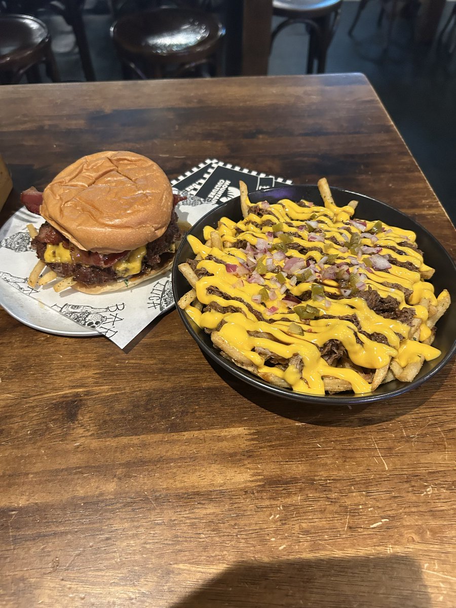 derorindededen's tweet photo. @Polandball_2003 シドニーのBAR LUCAって店がめちゃんこうまいハンバーガーなんかが売ってておすすめですぜ https://t.co/Xr9TgyZR4q