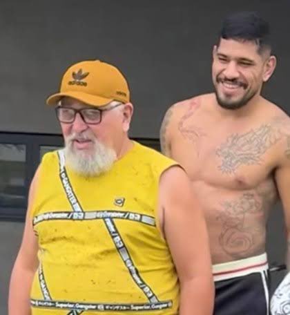 DovySimuMMA's tweet photo. Alex Pereira’s dad and family was crying backstage after his loss to Ciryl Gane 🫡

Alex told them “Hey, we've made other families feel like this. It's our turn.” https://t.co/eduKL0v2Nd