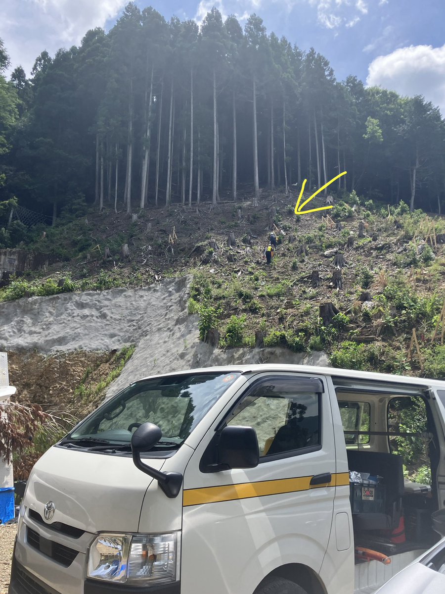 Ohmasu_c's tweet photo. 本日の現場。
斜面が荒んでいて傾斜がきつくて、
登り甲斐がありすぎです。
地上ではドローン部隊も頑張っておりますが、やはり人が登って測ることが無くなることはないかな。
#落石注意
#現場では声を出していきましょう https://t.co/VST2qoeL1Q