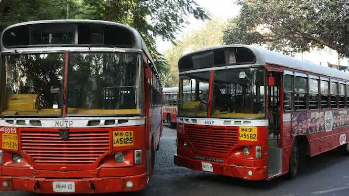 IndiaToday's tweet photo. BEST strike cripples Mumbai buses as unions defy court orders
#BESTBusstrike #Mumbai #Busservices #courtorder
Read more:
https://t.co/jcFbF3LXfW https://t.co/NvdaBya0e3