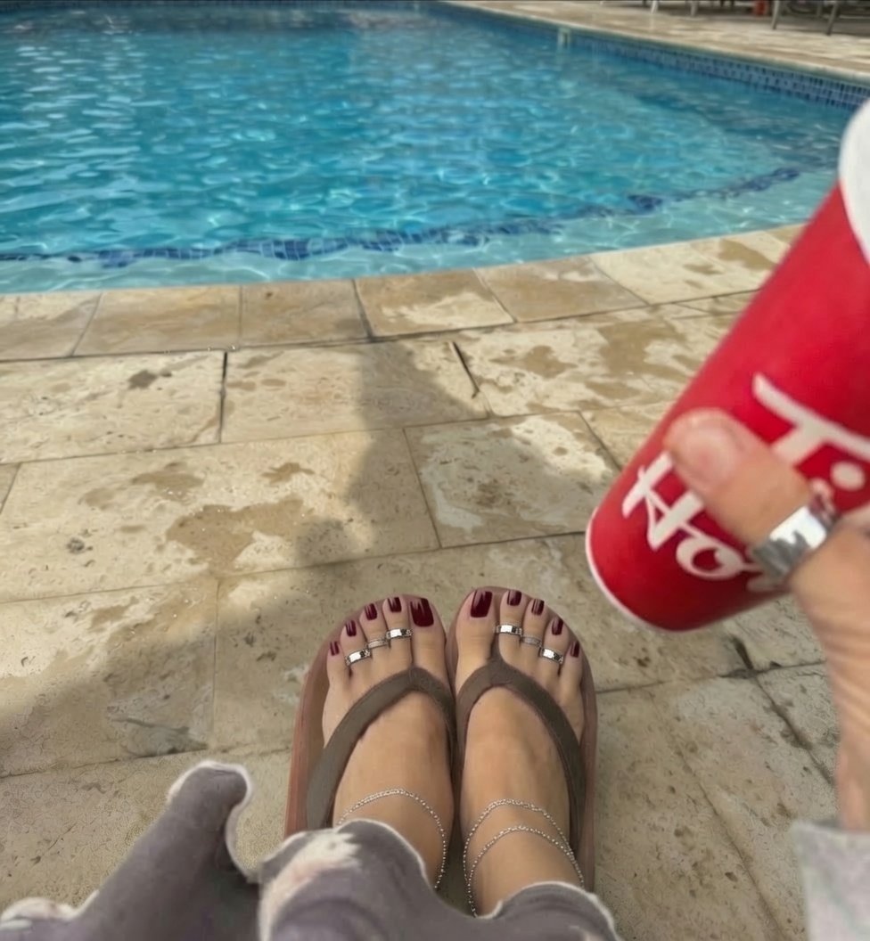 CDNFootBabes's tweet photo. Elle enjoying her morning coffee poolside - Flip-flop Friday! https://t.co/VYVTgesX5h