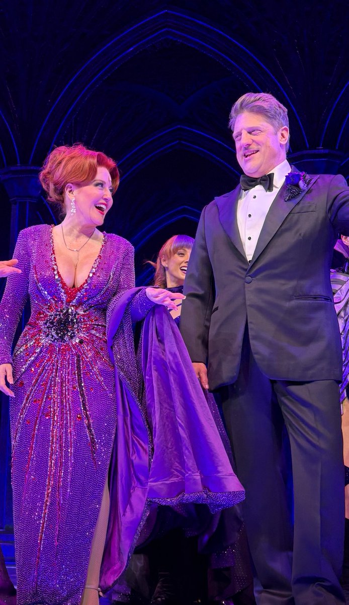 maryannthorpes's tweet photo. the way jenn’s looking at chris here i could die 🥲 https://t.co/5zkuVUdsQs