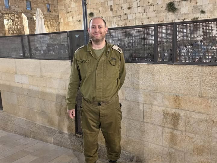 TheJeremyMan's tweet photo. פרשת חוקת – להמשיך את השליחות|

פרשת חוקת פותחת במצווה שהיא אולי הסמל הגדול ביותר לכך שלא הכול אנחנו מבינים, מצוות פרה אדומה. התורה עצמה מציגה אותה כ"חוקה", מצווה שטעמה נסתר מאיתנו. אבל ככל שמתקדמת הפרשה, מתברר שלא רק פרה אדומה קשה להבנה. גם האירועים עצמם מעוררים שאלות רבות.

בפרשה אנחנו עושים קפיצה לתחילת שנת הארבעים במדבר, בו דור המדבר מגיע לתקופת מעבר דרמטית. מרים הולכת לעולמה, באר מרים פוסקת, אהרון נפטר בהור ההר, ומשה עצמו מקבל את הבשורה הסופית שלא ייכנס לארץ ישראל. בתוך פרשה אחת מאבד עם ישראל שניים משלושת מנהיגיו הגדולים, ומשה מאבד את אחיו ואחותו, השותפים שליוו אותו מאז לידתו ועד הנהגת העם במשך ארבעים שנה.

קשה להבין מדוע הדברים מתרחשים דווקא כך. מדוע מרים נפטרת בפתאומיות? מדוע אהרון מסתלק מיד לאחר העברת הכהונה לאלעזר? ומדוע משה ממשיך להנהיג עוד תקופה ארוכה לאחר שנגזר עליו שלא ייכנס לארץ?

אולי התשובה נמצאת דווקא בנושא המרכזי של הפרשה: האחריות להעביר את השליחות לדור הבא.

הכהונה עוברת מאב לבן. כאשר אהרון מסיים את תפקידו, אלעזר כבר מוכן להיכנס לנעליו. אבל הנהגת האומה אינה עוברת בירושה. יהושע צריך ללמוד, להתבשל ולהתכונן. משה נדרש להמשיך, לא עבור עצמו, אלא עבור מי שיבוא אחריו. יש חשיבות לא רק להנהגה עצמה, אלא גם להעברה מסודרת של ההנהגה.

חז"ל כמעט שאינם מספרים לנו מה התרחש במשך שלושים ושבע השנים שבין השנה השנייה במדבר לבין שנת הארבעים. זוהי תקופת ביניים ארוכה ושקטה יחסית. אבל דווקא בפרשת חוקת אנחנו מתחילים לראות את פירותיה. יהושע כבר מוכן יותר, אלעזר כבר בשל יותר, ועם ישראל עצמו בוגר יותר. תקופות מעבר מוצלחות אינן נבנות ביום אחד; הן נשענות על שנים ארוכות של הכנה, לימוד והתפתחות.

אולי זהו אחד הלקחים החשובים ביותר גם עבורנו. אנחנו חיים בתקופה שבה מדינת ישראל מתמודדת עם אתגרים כבדים מבחוץ ומבפנים. יש מלחמות, מחלוקות, שינויים פוליטיים וחברתיים, והרבה אי־ודאות לגבי העתיד. קל מאוד להתמקד בכאן ובעכשיו, אבל פרשת חוקת מזכירה לנו שמנהיגות אמיתית נמדדת גם ביכולת לחשוב על הדור הבא.

תפקיד הוא תמיד גדול יותר מהאדם שממלא אותו. בכל תפקיד יש סמכות, אבל יש בו בעיקר אחריות. האחריות לשמור על מה שקיבלנו, להעביר אותו הלאה, ולהכין את מי שיבוא אחרינו.
משה נשאר לבדו. אחיו ואחותו כבר אינם. הוא יודע שגם הוא עצמו לא יזכה להשלים את המשימה. ובכל זאת הוא ממשיך. לא מתוך ייאוש, אלא מתוך הבנה שהשליחות אינה שלו בלבד. היא גדולה ממנו.

יש אנשים שנדרשים להיות הראשונים. ויש אנשים שנדרשים להיות האחרונים שנשארים. לפעמים דווקא מי שנשאר, מי שממשיך לשאת באחריות גם כשהדרך קשה ובודדה, הוא זה שבונה את הגשר בין העבר לעתיד.

יהי רצון שנדע גם אנחנו לפעול נכון בתקופות הביניים שלנו, להמשיך לשאת באחריות גם כשלא כל התשובות ברורות לנו, ולהכין את הדור הבא טוב יותר מכפי שקיבלנו את הדור הקודם.

שבת שלום.

בתמונה: לאחר תפילת ערבית בכותל אמש