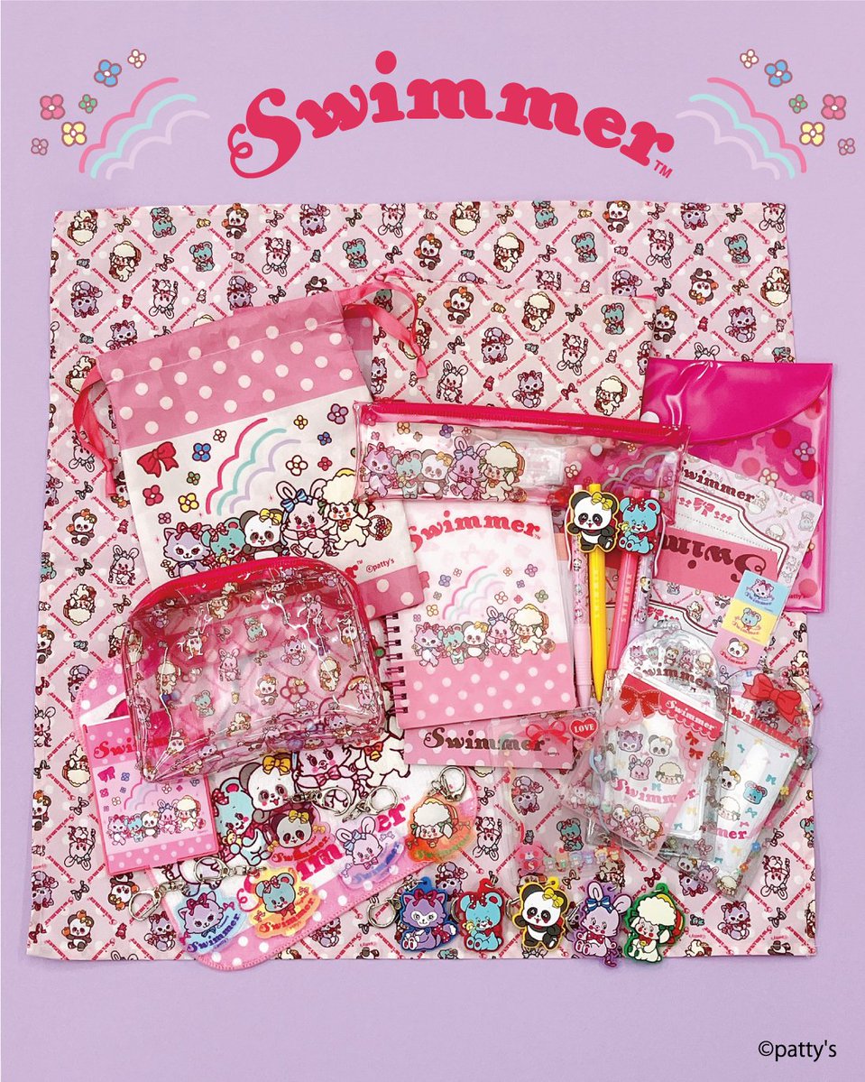 SWIMMER_Prom's tweet photo. 全国の100円ショップ「Seria」にて
SWIMMERの新商品登場💕

カードや写真を入れて持ち運べるケース、ペンやメモ帳などかわいくて便利なアイテムが新登場🥳
いくつあっても困らないポーチや巾着も◎

6月下旬頃から順次店頭販売です！

※一部店舗では在庫が無い場合がございます。ご了承ください。 https://t.co/QUd2y4oLhW