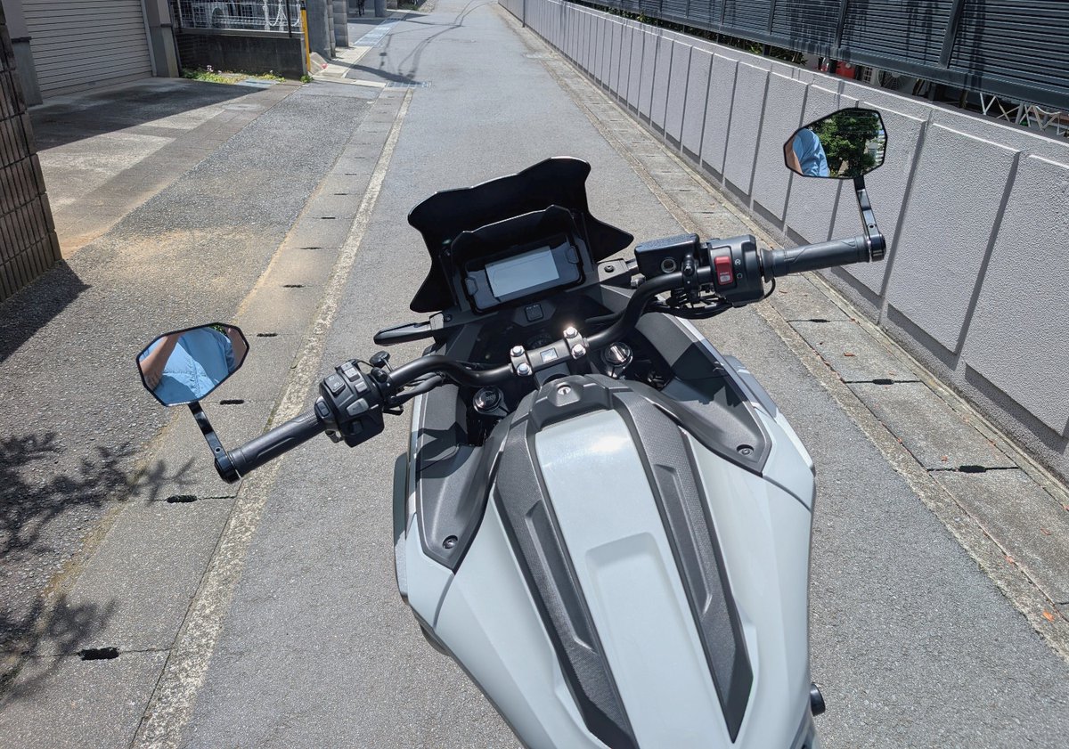 neo_masatomu's tweet photo. 申請不要で通常の車検を通せる許容範囲
全長±3cm
全幅±2cm
全高±4cm

リアキャリア：日本未販売のGIVI製アダプタ装着 (全長+5cm)
ハンドル：CL250/500純正ハンドルに交換（全幅-3cm）
スクリーン：低い不透明な物に交換 (全高-7cm)

ということで
車検証に記載の数値を変える手続き（構造変更）をした https://t.co/AKWT8pVWdx
