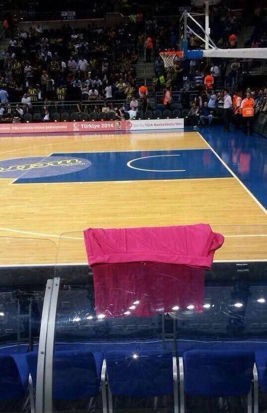 HakanYa77058517's tweet photo. 12 sene önce bugün, Galatasaray Erkek Basketbol Takımı, Fenerbahçe'yle oynayacağı final maçında sahaya çıkmadı. Galatasaray benchinde asılı duran pembe bir havlu ise uzun süre dikkatlerden kaçmadı. Gösterge bilim uzmanları bunun "pembe teskere" anlamına geldiğini açıkladı. https://t.co/1HcktW4QvR