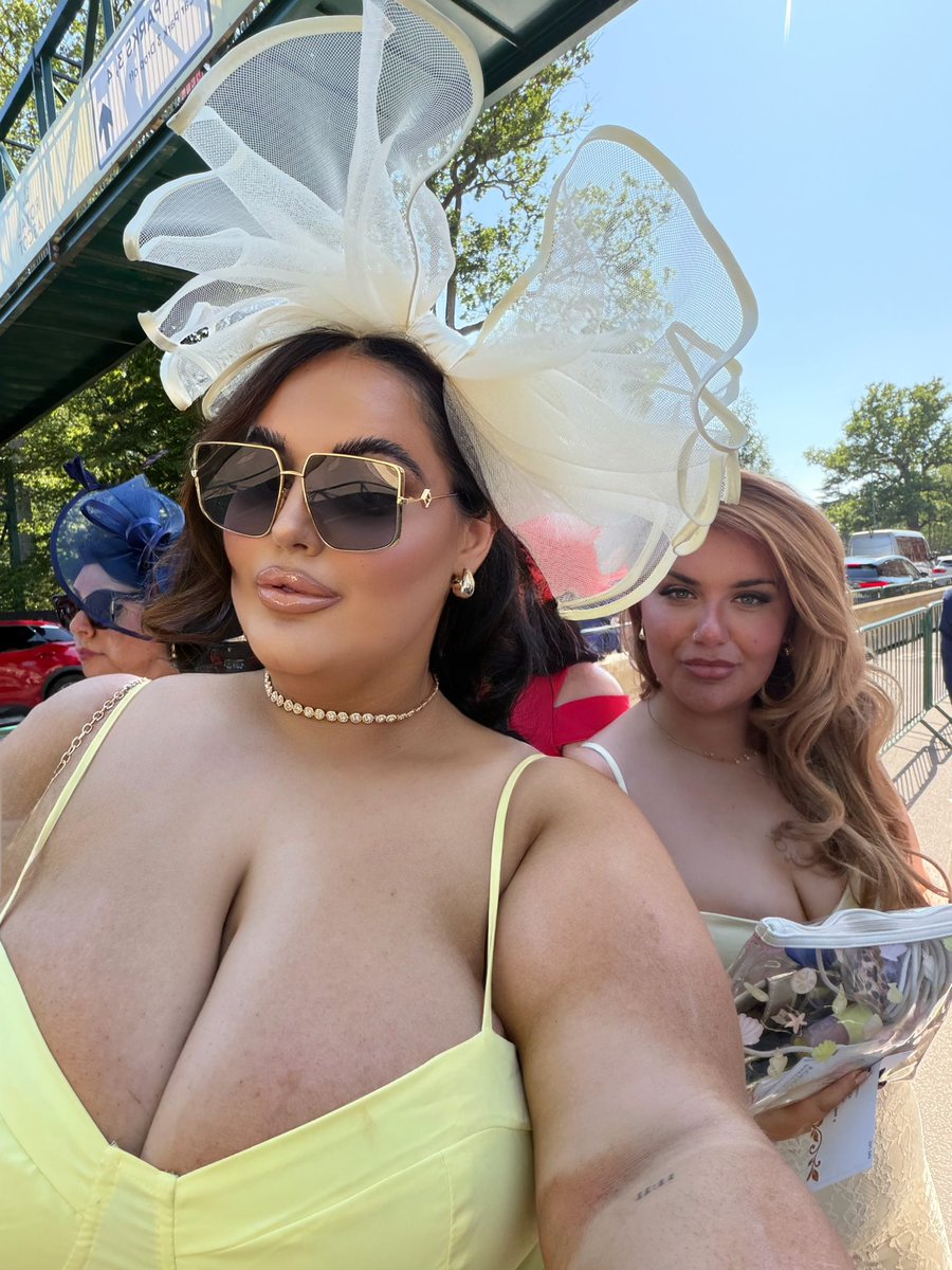 Chloe tweet media