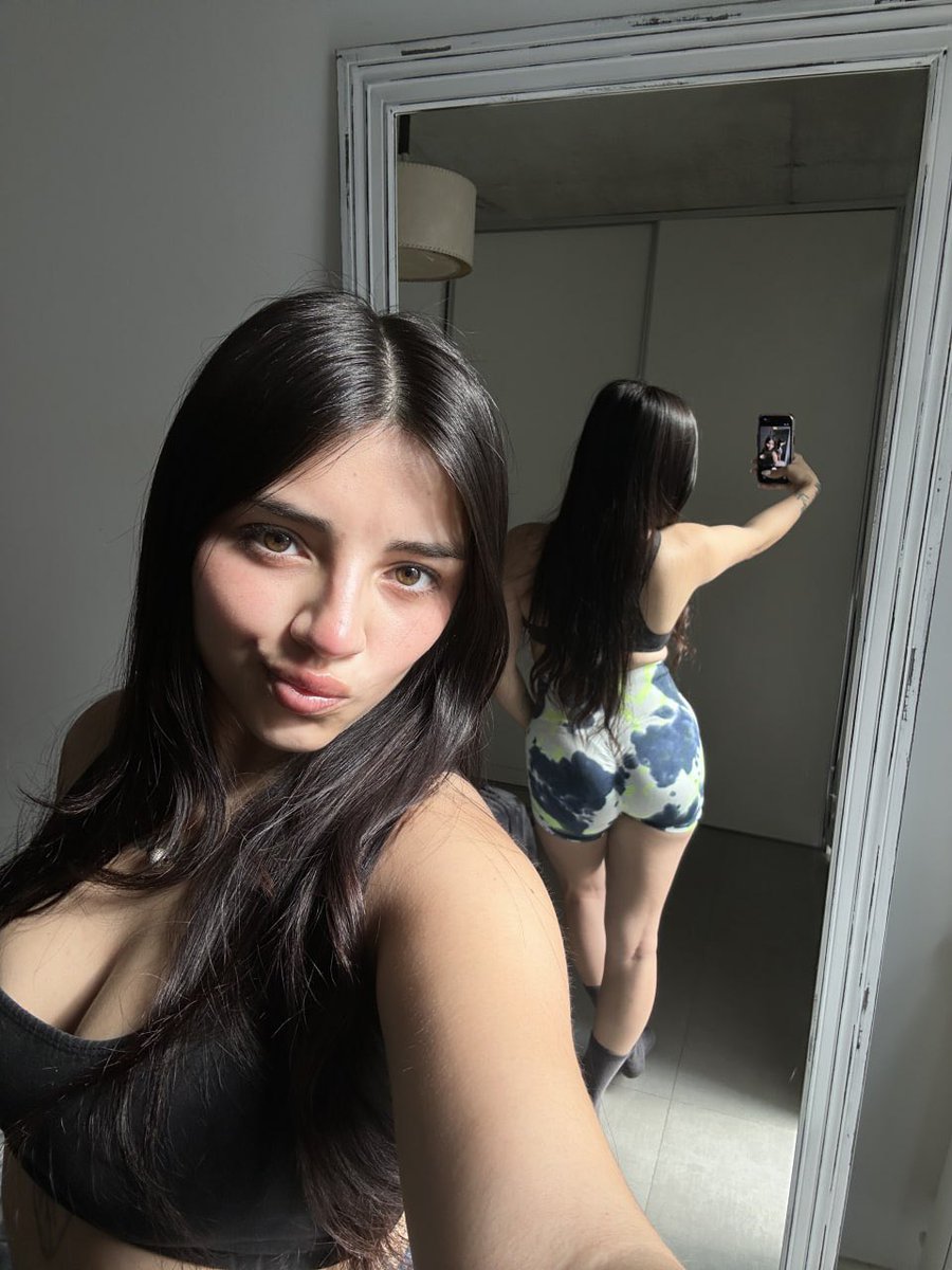 gracebaileyx31's tweet photo. the room is giving clean girl, the fit is giving plot twist https://t.co/lCiJ9RyuPe