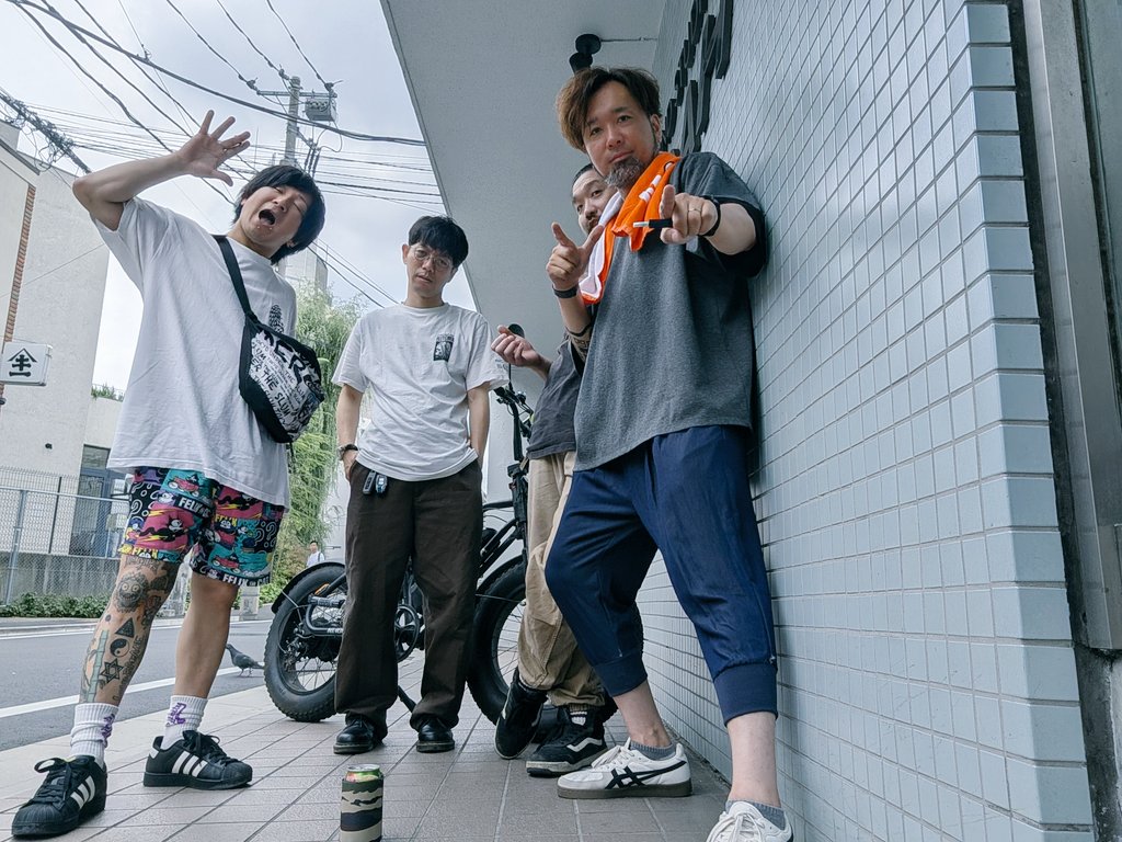 Heads193's tweet photo. 明日の象達は名古屋でライブです🐘
久々の名古屋だー🔥🔥
対バンの面子も熱い🤣

とりあえずこの中途半端な髪型どうすんのか葛藤しながら向かいます🏃

んでもって…ゆうすけは俺と合体気味に写ってるんでよろしくお願いします🙇
肩から顔出とるしｗ

明日はどんな日になるかな…♫ https://t.co/6w0TD2WbqO