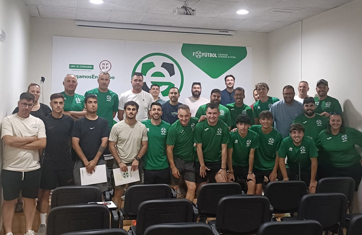 FedExFutbol's tweet photo. ⚽ | #Entrenadores |

📸Entrega de los títulos de 🎖𝐓𝐄́𝐂𝐍𝐈𝐂𝐎 𝐃𝐄𝐏𝐎𝐑𝐓𝐈𝐕𝐎 de fútbol a los alumnos de #CEDIFEX en 📍Badajoz.

👏👏👏¡¡¡Enhorabuena!!!

💥¿𝐐𝐮𝐢𝐞𝐫𝐞𝐬 𝐬𝐞𝐫 𝐄𝐍𝐓𝐑𝐄𝐍𝐀𝐃𝐎𝐑?💥

📝¡¡¡Recuerda que ya puedes inscribirte en la próxima convocatoria!!!

🔗+INFO:
📩cedifex@fexfutbol.com
☎679185083