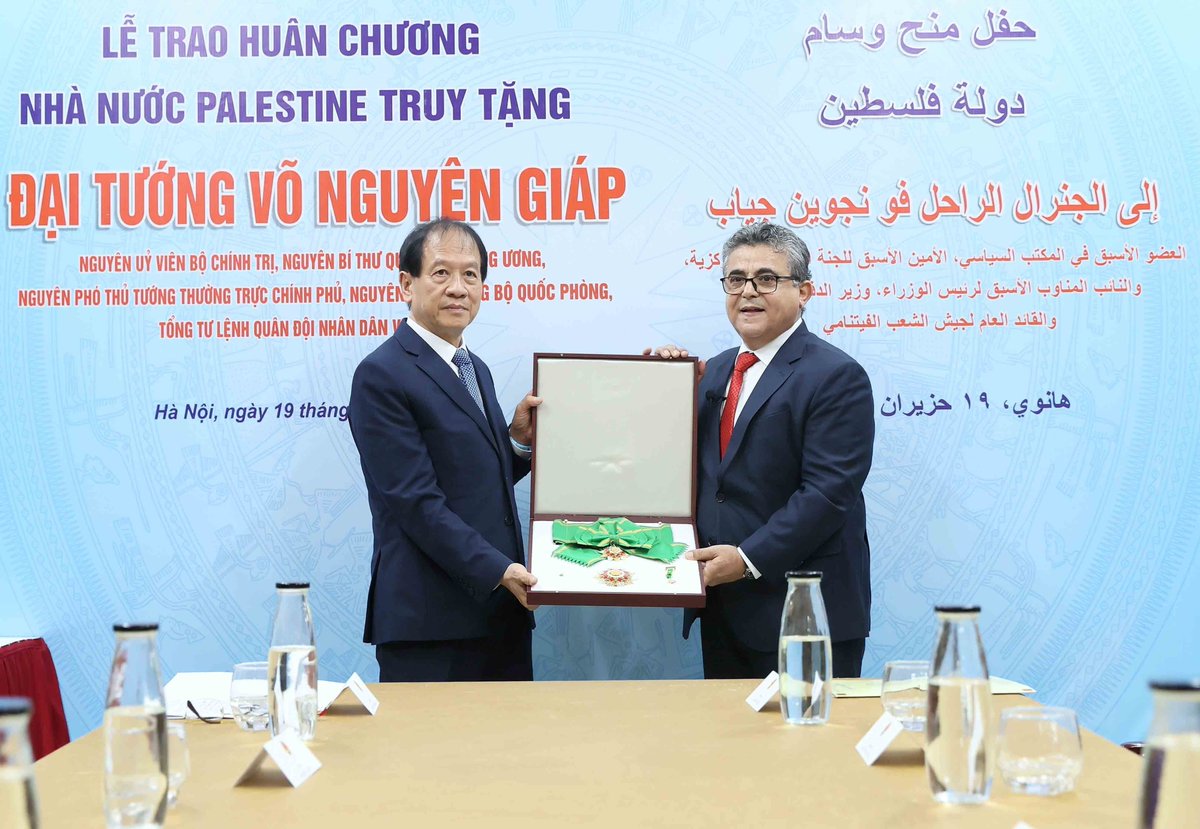 VietnamNewsVNS's tweet photo. 🇻🇳🇵🇸 VN &amp; Palestine held a ceremony to posthumously award the Grand Collar Medal of the State of Palestine to General Võ Nguyên Giáp, recognising his enduring contributions to national liberation movements &amp; steadfast support for the Palestinian cause.

👉 https://t.co/5lszy1pbBm https://t.co/aqkQLY9s73