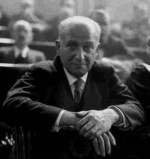 MuyLiberal's tweet photo. ¿Queréis conocer la verdadera historia del PSOE que durante tantos años ha sido ocultada?

¿Queréis conocer quién fue Largo Caballero, el primer presidente del Gobierno del PSOE?

Os voy a contar la trágica historia de Marcelino Valentín Gamazo, el fiscal general de la Segunda República que se atrevió a acusar a Largo Caballero por el golpe de Estado de 1934, que él dirigió.

En julio de 1936, cuando empezó la Guerra Civil, el fiscal Valentín Gamazo pensó que estaría más seguro en Rubielos Altos (Cuenca) en la casa y finca de su esposa Narcisa Fernández Navarro de los Paños a donde se trasladó con toda su familia.

El 5 de agosto de 1936, cuando se encontraban en el interior de la vivienda los tres hijos mayores del matrimonio, José Antonio, Francisco Javier y Luís Gonzaga Valentín Fernández, jugando al frontón, se presentó un grupo de diez o doce milicianos vinculados al poder republicano del PSOE, llegados desde Madrid en una camioneta requisada, enviados expresamente a por él.

Tras penetrar en el patio de la vivienda, manifestaron que habían venido para llevarlos a Albacete a declarar. En principio los hermanos se resistían a hacerlo, pero el padre, Marcelino Valentín Gamazo, como correspondía a un notable jurista que había sido nada menos que fiscal general de la República, les ordenó que obedecieran. Pues al no tener ningún cargo contra ellos, tras tomarles declaración quedarían en libertad.

Pero en cuanto se alejaron del pueblo los ataron, y tras vejarlos y torturarlos durante todo el día, los asesinaron al día siguiente en un olivar situado en el margen derecho de la carretera que va de Tébar al Picazo. Y fueron tan canallas que los asesinaron de menor a mayor. Primero al pequeño Luis Gonzaga, de 17 años. Luego a Francisco Javier de 20. Después al mayor, José Antonio de 21 años… y finalmente al padre, al que obligaron a presenciar la muerte de sus tres hijos.

La larga mano del “Lenin Español”había tomado sus providencias para hacerle pagar, al que fuera Fiscal General de la República, la osadía de acusarlo en la causa que se había seguido contra él. Acusación ejercida en defensa de la República. Un caso más de la verdadera memoria histórica, que el PSOE y la izquierda pretenden ocultar.