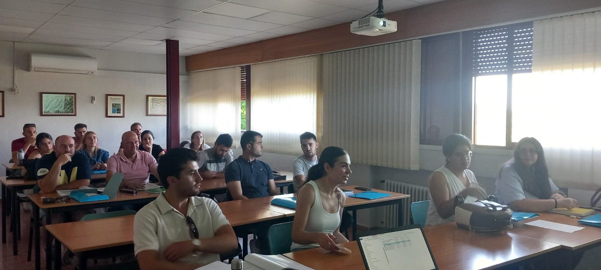 Plan_INFOCA's tweet photo. #SENSIBILIZACIÓN | Visita de nuestro técnico de Planificación y Prevención Social (#TPPS), @ivancarcabuey, al #IFAPA de #Cabra. Charla sobre #Prevención de #IIFF y presentación del operativo #EMAINFOCA y su labor durante los mismos en un curso para agricultores y ganaderos. https://t.co/xxpapRROrY
