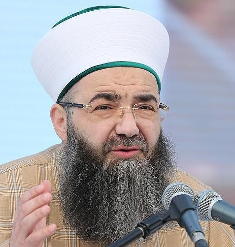 darkwebhaber's tweet photo. Cübbeli Ahmet: Yusuf Ziya Hocaefendi'nin tahliyesine sevindik diye bize "sapık" diyenlere sesleniyorum.

Burada sizin iddia ettiğiniz gibi 6 yaşında bir kızın evlendirilmesi olayı yoktur; bunu siz uyduruyorsunuz. 

İstinaf Mahkemesi evlilik yaşının 14.5 olduğunu belirtmiş, Yargıtay verilen cezanın maddelerini teker teker bozmuştur.

İstinaf ve Yargıtay Türkiye Cumhuriyeti Devleti'nin yasal kurumları değil midir? 

O zaman siz bize mi sapık diyorsunuz, yoksa kıymetli yargıçlara ve hâkimlere mi sapık diyorsunuz? Buna bir karar verin.