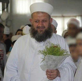 darkwebhaber's tweet photo. Cübbeli Ahmet: Yusuf Ziya Hocaefendi'nin tahliyesine sevindik diye bize "sapık" diyenlere sesleniyorum.

Burada sizin iddia ettiğiniz gibi 6 yaşında bir kızın evlendirilmesi olayı yoktur; bunu siz uyduruyorsunuz. 

İstinaf Mahkemesi evlilik yaşının 14.5 olduğunu belirtmiş, Yargıtay verilen cezanın maddelerini teker teker bozmuştur.

İstinaf ve Yargıtay Türkiye Cumhuriyeti Devleti'nin yasal kurumları değil midir? 

O zaman siz bize mi sapık diyorsunuz, yoksa kıymetli yargıçlara ve hâkimlere mi sapık diyorsunuz? Buna bir karar verin.