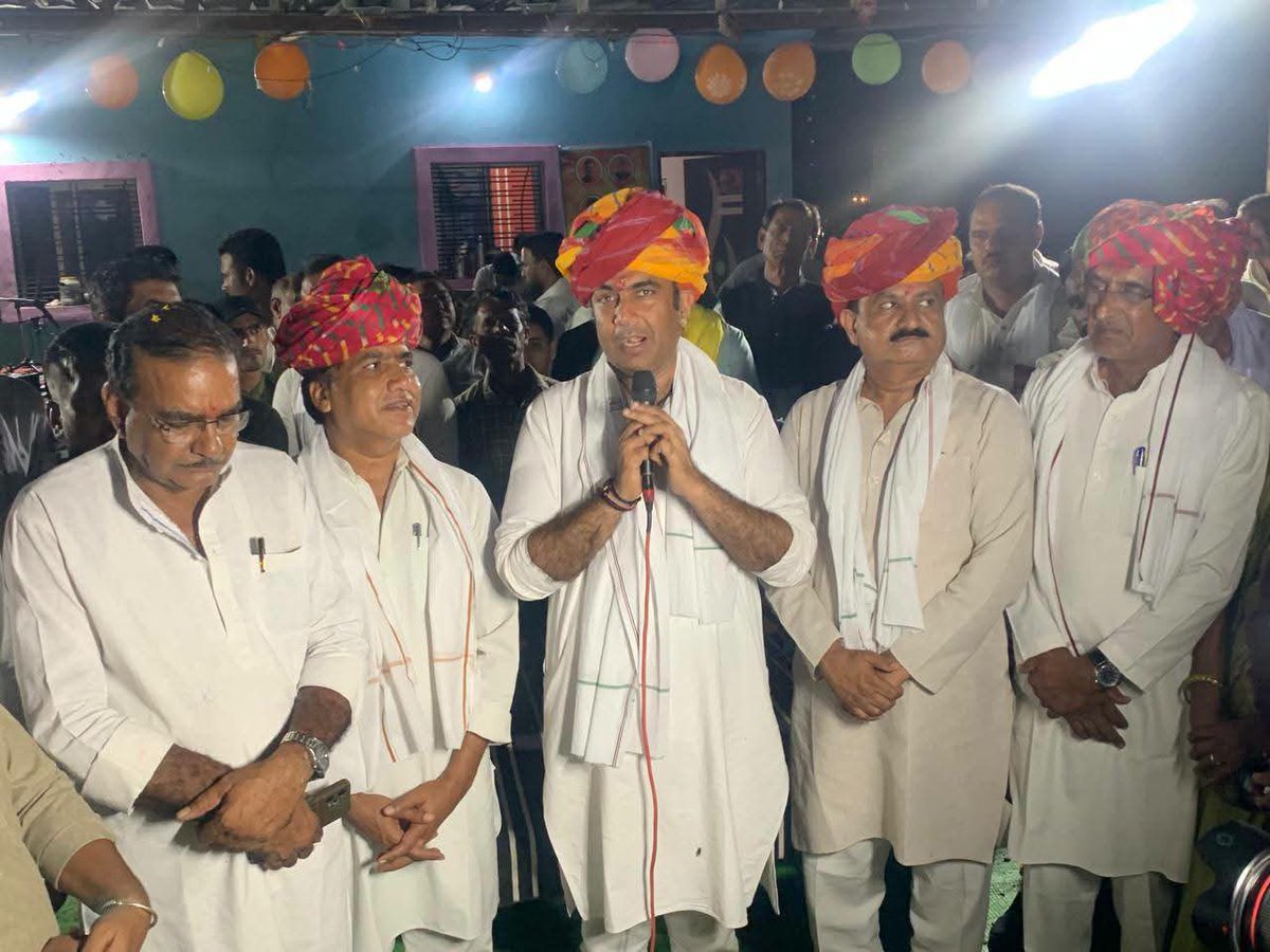 ChandersinghINC's tweet photo. नरसिंहगढ़ विधानसभा के ग्राम भैसाना में श्री गोविन्द सिंह जी गुर्जर (सरपंच एवं पूर्व ज़िला पंचायत सदस्य) द्वारा आयोजित सुंदरकांड पाठ और ‘भक्तराज रेत प्लांट’ के शुभारंभ समारोह में सम्मिलित होकर शुभकामनाएँ प्रेषित की। https://t.co/f8BypFs9aj