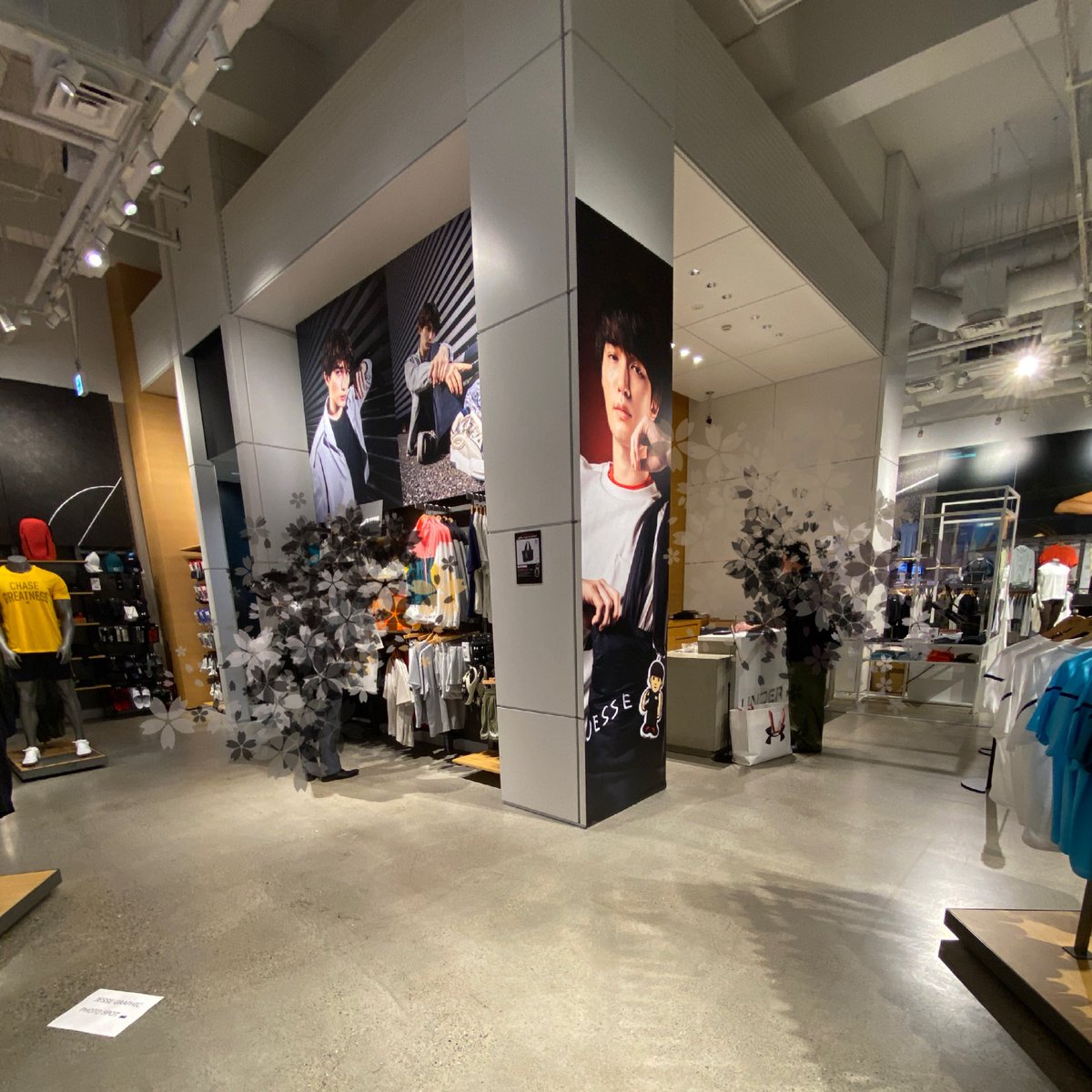 Pengin_rt_ST's tweet photo. 有明店19:00頃入店無事購入できましたー！！
在庫は明日危ういかもと仰ってました！

とても丁寧にジェシーの撮影の説明してくださって感無量です🫶🫶🫶
 #アンダーアーマー
 #ジェシー https://t.co/mPWT08WnNK