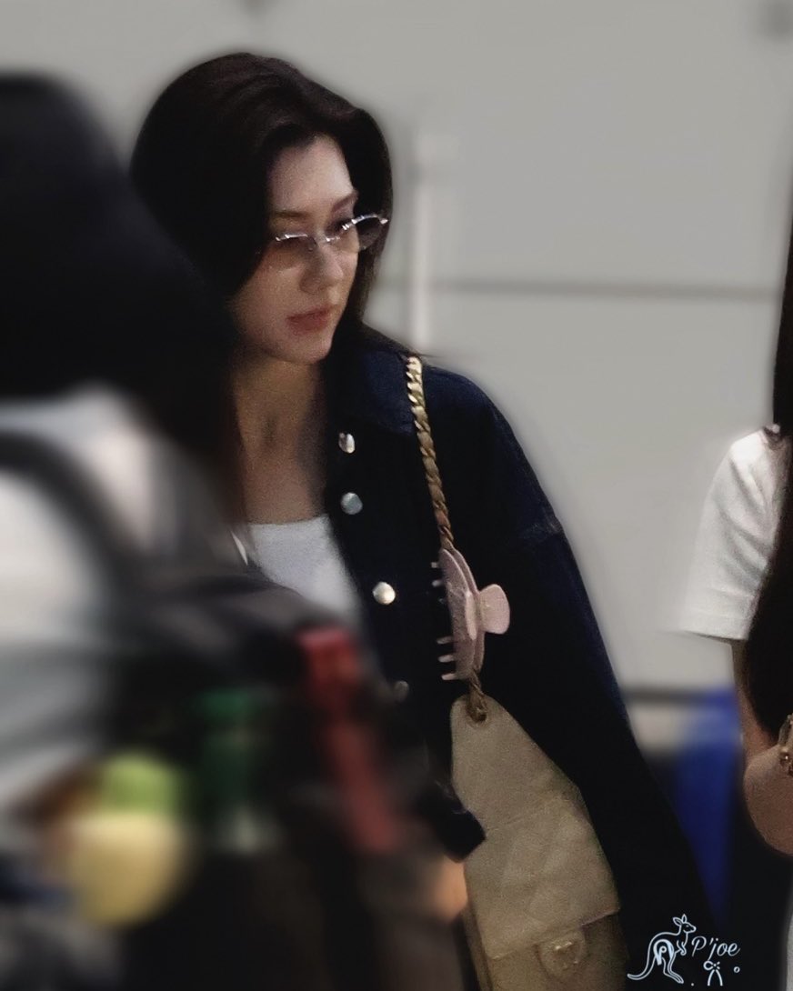 diana_aelm's tweet photo. kinda sad they used a different exit because we could’ve gotten more pics and videos of Lena in glasses. she looks so damn fine 😭😭😭😭 https://t.co/Q6y3i2DLqt