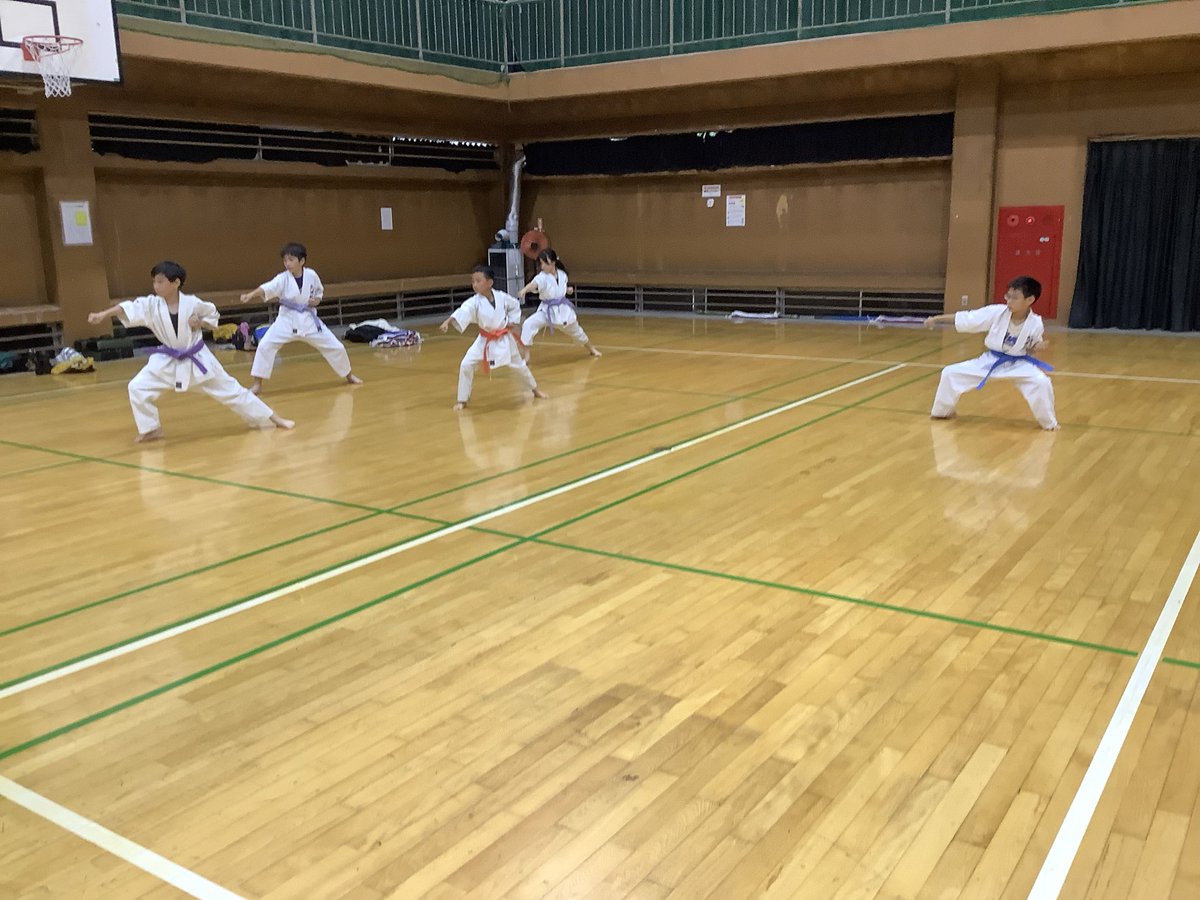 bugenjukukantou's tweet photo. 空手道武現塾 幕張小学生教室
大会も近づき、仕上がって来てます。組手も熱が入ります^_^
誰も出来る！誰でも強くなれる！
頑張ろうぜー！
https://t.co/a0w30NZ0e9
#空手道
#武現塾
#千葉市
#幕張
#小学生 https://t.co/X5jcPD2roz