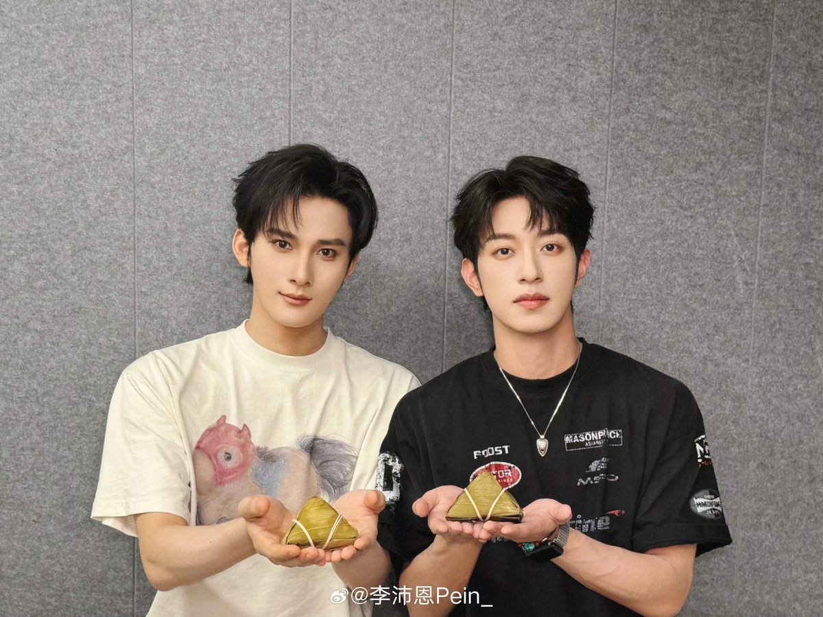 JiangLi_ID's tweet photo. 260619 LI PEIEN WEIBO UPDATE
https://t.co/W7BxNgXuWS

端午节快乐，正在吃粽子。 ​​​
Happy Dragon Boat Festival, aku lagi makan zongzi. 

#JiangHeng #OceanJiang #江衡 #LiPeiEn #SeekyLi #李沛恩 #JiangLi https://t.co/Ah9auQbtP6