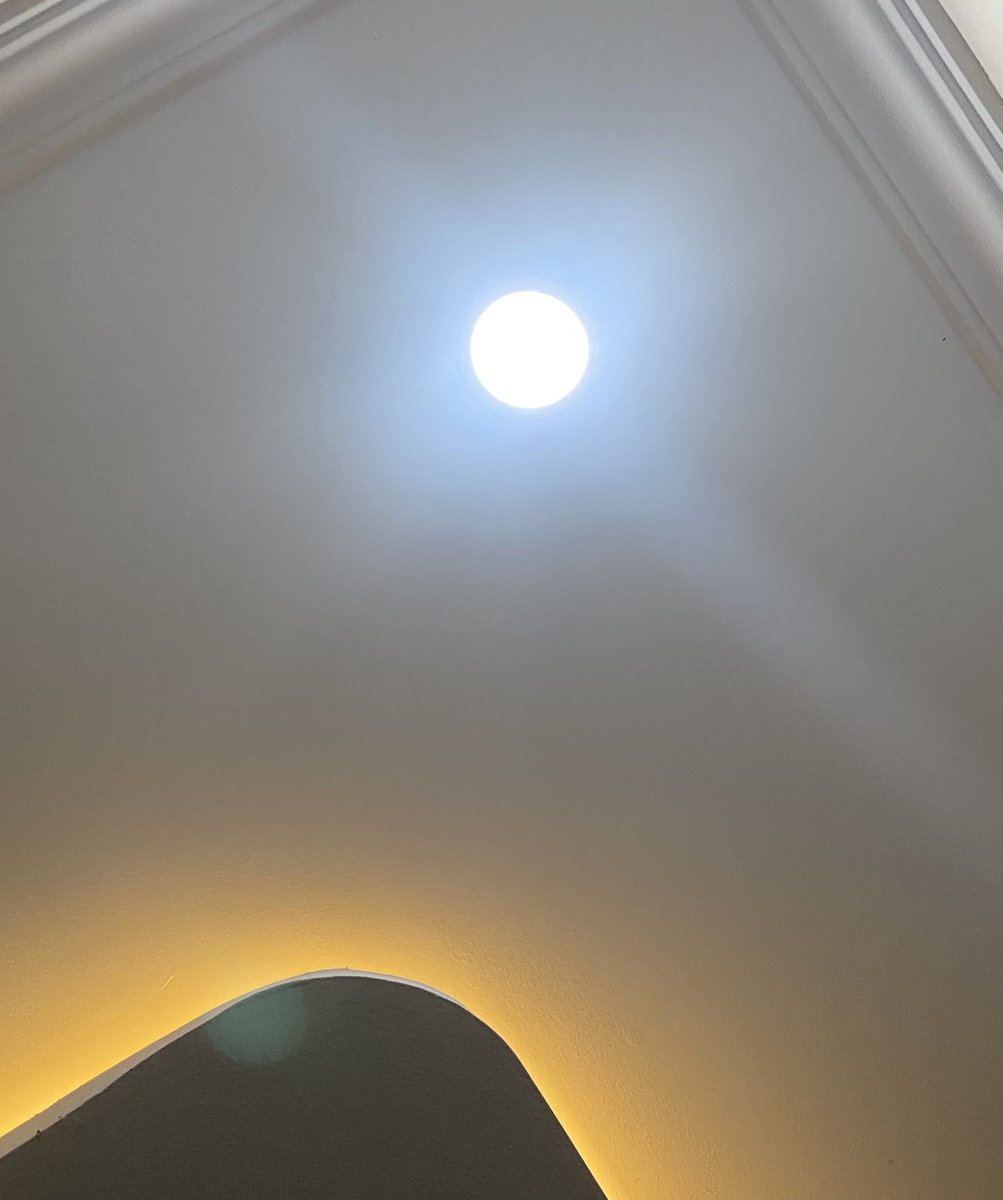 Monluvbaebae's tweet photo. @Armilitaa Hanya mengingatkan, ini namanya lampu 💡 https://t.co/955Y8XQEK9