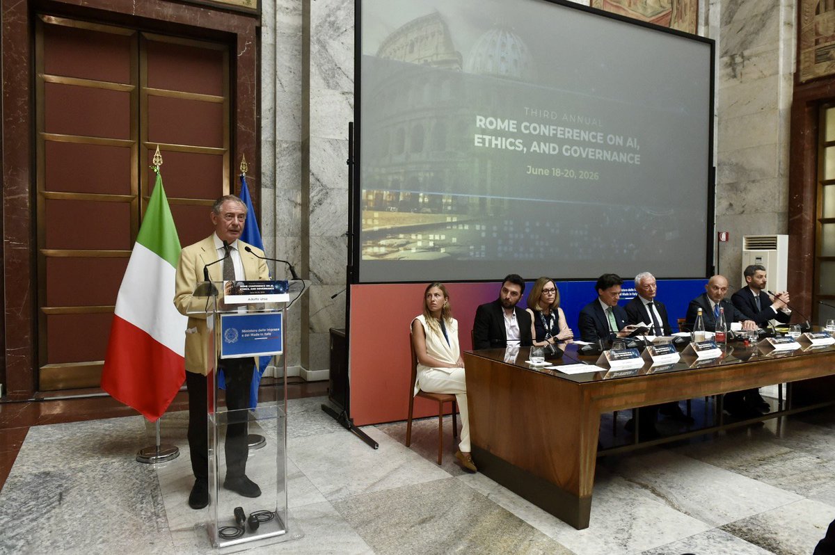 adolfo_urso's tweet photo. L’#IntelligenzaArtificiale è una sfida del presente, e l’Italia vuole affrontarla da protagonista.

Per questo abbiamo contribuito alle regole europee sull’IA e siamo stati tra i primi Paesi a dotarci di una normativa nazionale dedicata, con una visione chiara: l’innovazione deve essere al servizio della persona.

A questa visione abbiamo dato strumenti concreti: oltre un miliardo di euro attraverso CDP per startup e innovazione, la Fondazione per l’IA a Torino e il consorzio italiano candidato alla Gigafactory europea.

L’Italia ha ora le condizioni per diventare un grande hub digitale europeo: posizione strategica, supercalcolo, data center e tecnologie quantistiche. La sfida è trasformare ricerca e innovazione in sviluppo industriale, senza rinunciare ai nostri valori.

È quanto ho evidenziato intervenendo alla terza edizione della Conferenza internazionale su Intelligenza artificiale, Etica e Governance Aziendale 2026, promossa da Libra Legal Partners