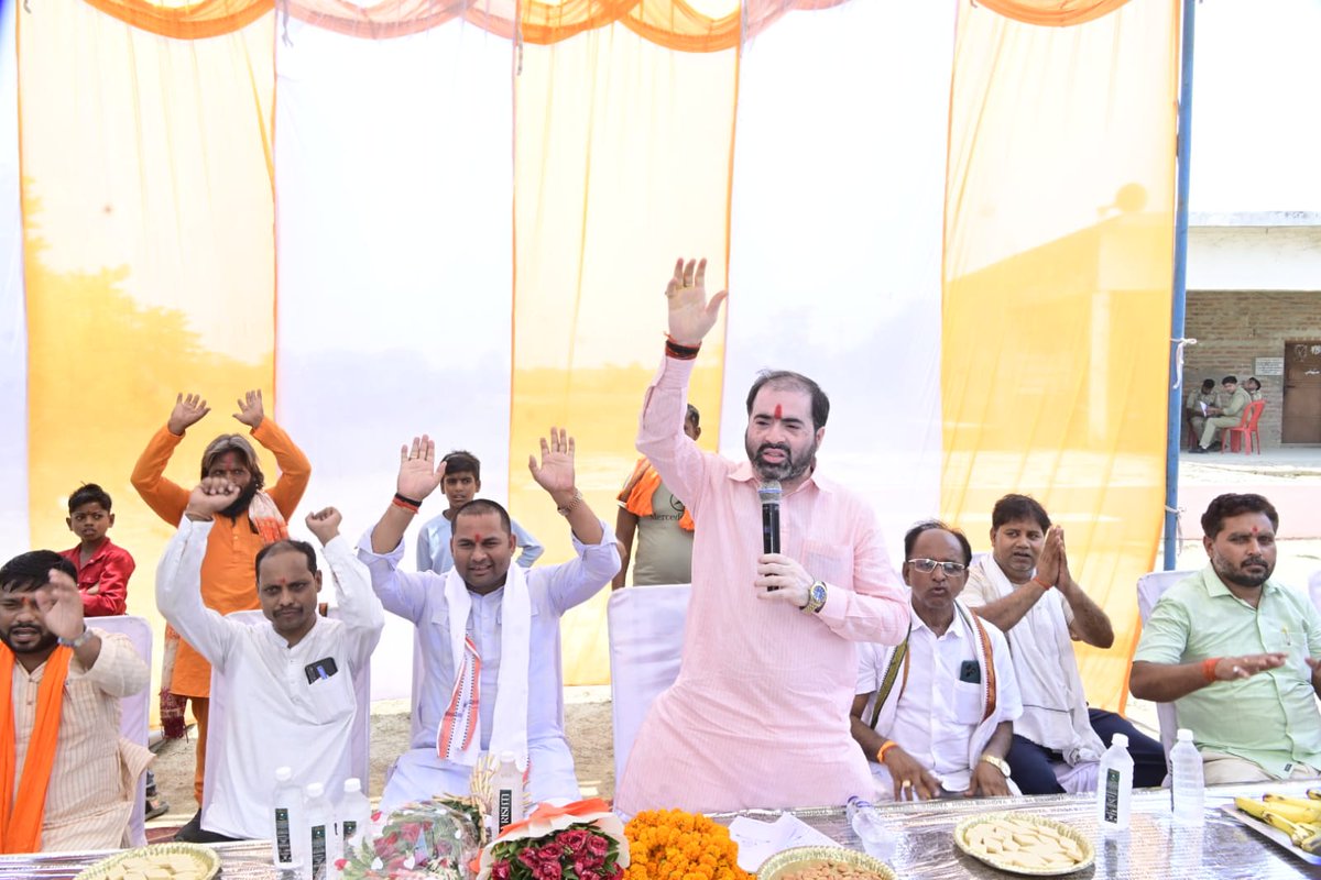 SatishSharmaBBK's tweet photo. विधानसभा दरियाबाद के अंतर्गत विकासखण्ड बनीकोडर के ग्राम पूरे गोड़ियन, मजरे सूरजपुर स्थित पावन माँ जलाहली माता मंदिर में ₹50.56 लाख की लागत से ह���ने वाले सौंदर्यीकरण कार्य का शिलान्यास किया।
यशस्वी मा० प्रधानमंत्री श्री @narendramodi जी एवं लोकप्रिय मा० मुख्यमंत्री श्री @myogiadityanath जी के नेतृत्व में धार्मिक एवं सांस्कृतिक धरोहरों के संरक्षण एवं विकास का कार्य निरंतर गति प्राप्त कर रहा है। इसी क्रम में माँ जलाहली माता मंदिर का यह सौंदर्यीकरण कार्य क्षेत्र की आस्था को नई पहचान प्रदान करेगा तथा श्रद्धालुओं को बे��तर सुविधाएँ उपलब्ध कराएगा। यह परियोजना धार्मिक पर्यटन को बढ़ावा देने के साथ-साथ क्षेत्र के समग्र विकास में भी महत्वपूर्ण भूमिका निभाएगी।
माँ जलाहली माता से प्रार्थना है कि उनका आशीर्वाद समस्त क्षेत्रवासियों पर बना रहे तथा यह पावन धाम श्रद्धा, भक्ति और जनकल्याण का केंद्र बनकर निरंतर नई ऊँचाइयों को प्राप्त करे।
इस अवसर पर जिला मंत्री श्री रुपेश प्रताप सिंह जी, मण्डल अध्यक्ष श्री सुरेन्���्र मिश्रा जी, प्रधान श्री शिव मोहन वर्मा जी, श्री देव आनंद मिश्रा जी, श्री रविन्द्र शुक्ला जी, श्री सोनेन्द्र विक्रम सिंह जी, श्री सोनू सिंह जी, श्री संतोष पाण्डेय जी, श्री अम्बिका शरण जी, श्री श्रीकांत मिश्रा जी, श्री प्रदीप सिंह जी, बूथ अध्यक्ष श्री भागीरथ लोधी जी, श्री पंकज तिवारी जी, श्री संतोष बाजपेयी जी, श्री रामानंद शुक्ला जी, श्री अखिलेश मिश्रा जी, श्री विनय तिवारी जी, श्री संदीप तिवारी ज���, श्री राम प्रताप रावत जी, श्री सत्यदेव कन्नौजिया जी, श्री शोभित चौरसिया जी, श्री अमरेश यादव जी, श्री मेवालाल यादव जी सहित क्षेत्र के सम्मानित जनप्रतिनिधिगण, कार्यकर्ता एवं गणमान्य नागरिक उपस्थित रहे।
@narendramodi @AmitShah @JPNadda @NitinNabin @myogiadityanath @kpmaurya1 @brajeshpathakup @blsanthosh @sunilbansalbjp @mppchaudhary @CMOfficeUP @UPGovt @BJP4UP @BJP4India