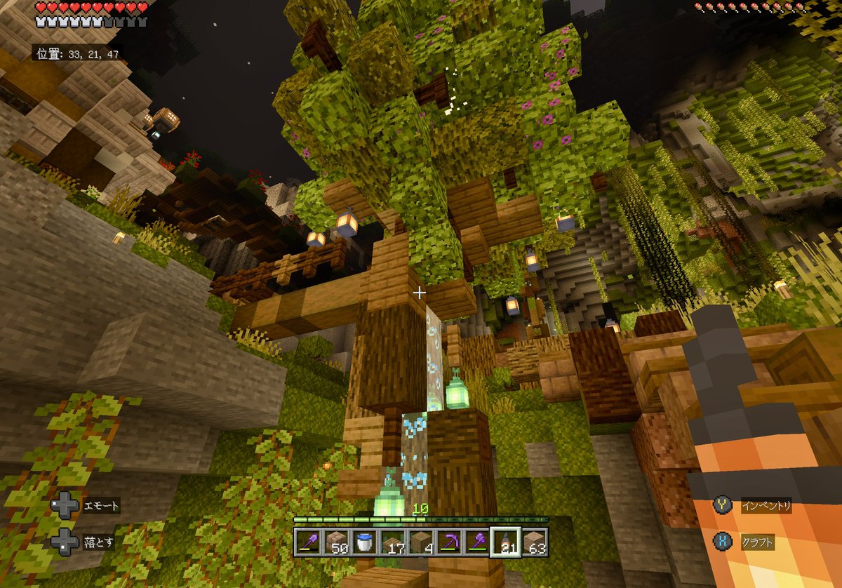 RindoRingRong's tweet photo. 久しぶりにマイクラを触りました！
地下にある倉庫に行くためのエレベーターが入ってる木とゆるい螺旋階段。
倉庫の入り口には池があります🐠 https://t.co/1TvnmCz6NL