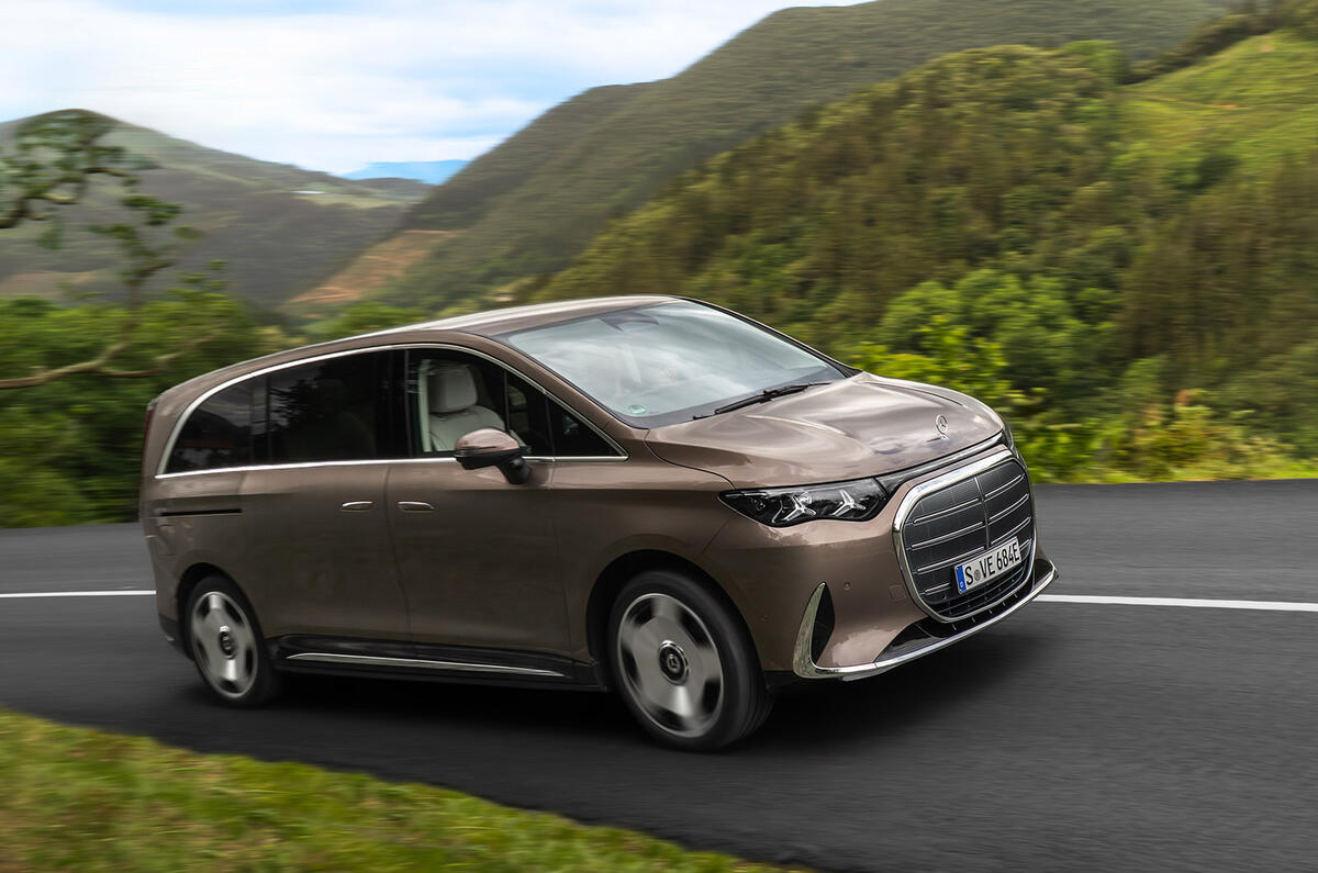autocar's tweet photo. Mercedes upgrades to VIP travel with this seven-seater van complete with a 31.3in display! 🤩https://t.co/cYZ23KB4w9 https://t.co/iisgZhdgh8