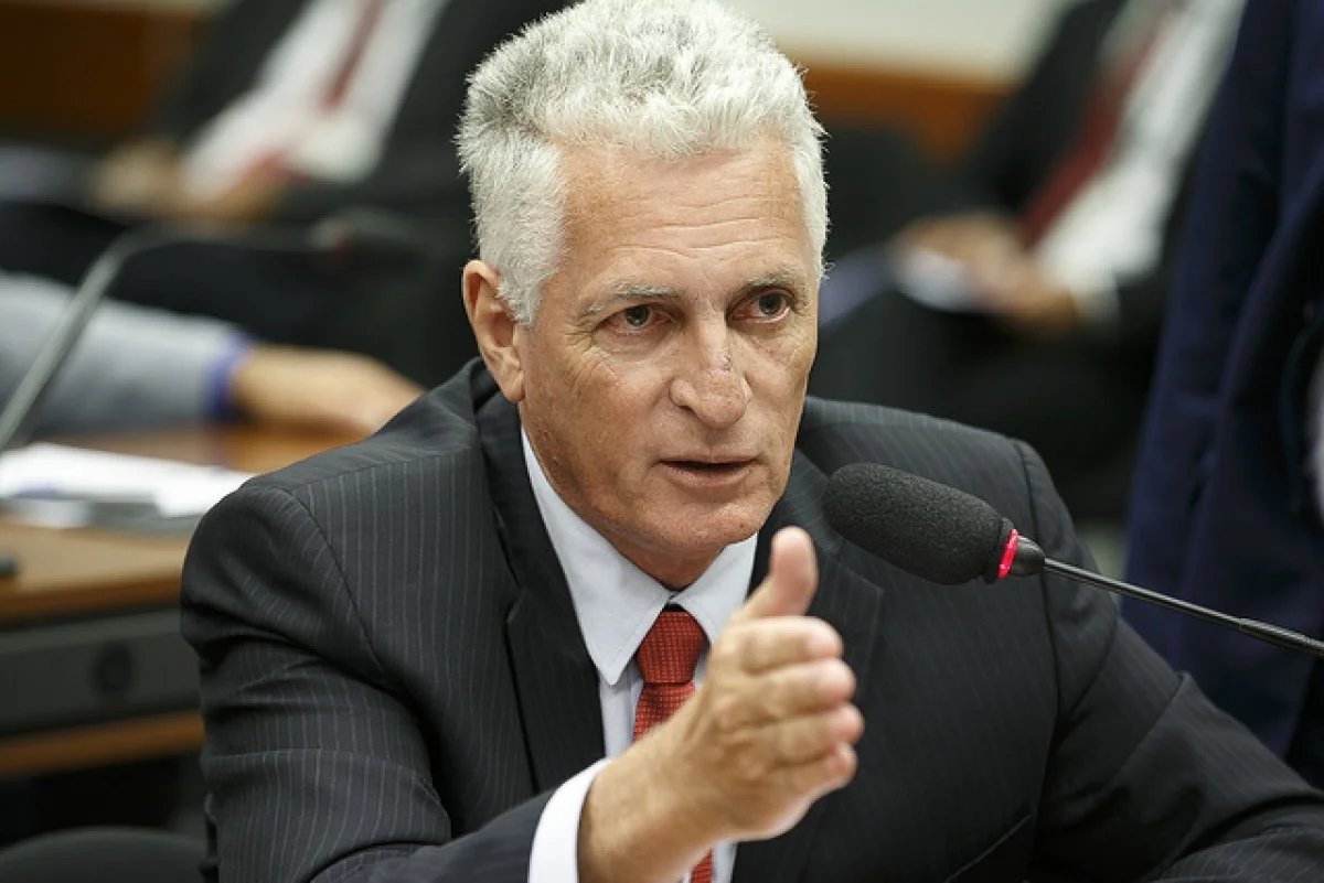 BlogdoNoblat's tweet photo. “Na condição de investigado, Jaques Wagner deve se afastar da liderança do governo para se dedicar a sua defesa. A Polícia Federal está fazendo seu trabalho, e quem cometeu irregularidades deve responder por elas”. (Rogério Correia, deputado federal, PT-MG) https://t.co/gf7QFMEtvP