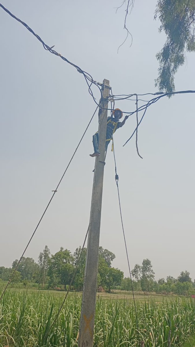 SDO_AANJHI's tweet photo. 33/11 केवी उपकेंद्र चठिया, विद्युत वितरण उपखंड अंझी, खण्ड शाहाबाद, मण्डल हरदोई के अंतर्गत सम्मानित उपभोक्ताओं को निर्बाध विद्युत आपूर्ति प्रदान करने हेतु पूर्ण मनोयोग से कार्य करते हुए विद्युत कर्मचारी @eddshahabad @mvvnlhardoi @MVVNLHQ @MVVNLmd @SitapurZone https://t.co/faMJfU1RoL