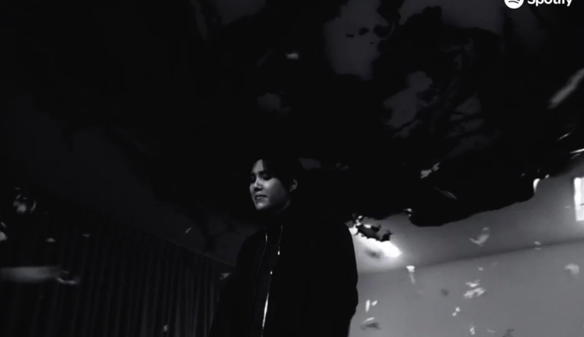 por5che3's tweet photo. i thought-
The Symbiote of Regret: We see a black fluid spreading across the ceiling above Jin and Suga. This black mass represents collective grief, depression, or the weight of their past failures(?) in the timeline.+ https://t.co/3S02K3F8qM