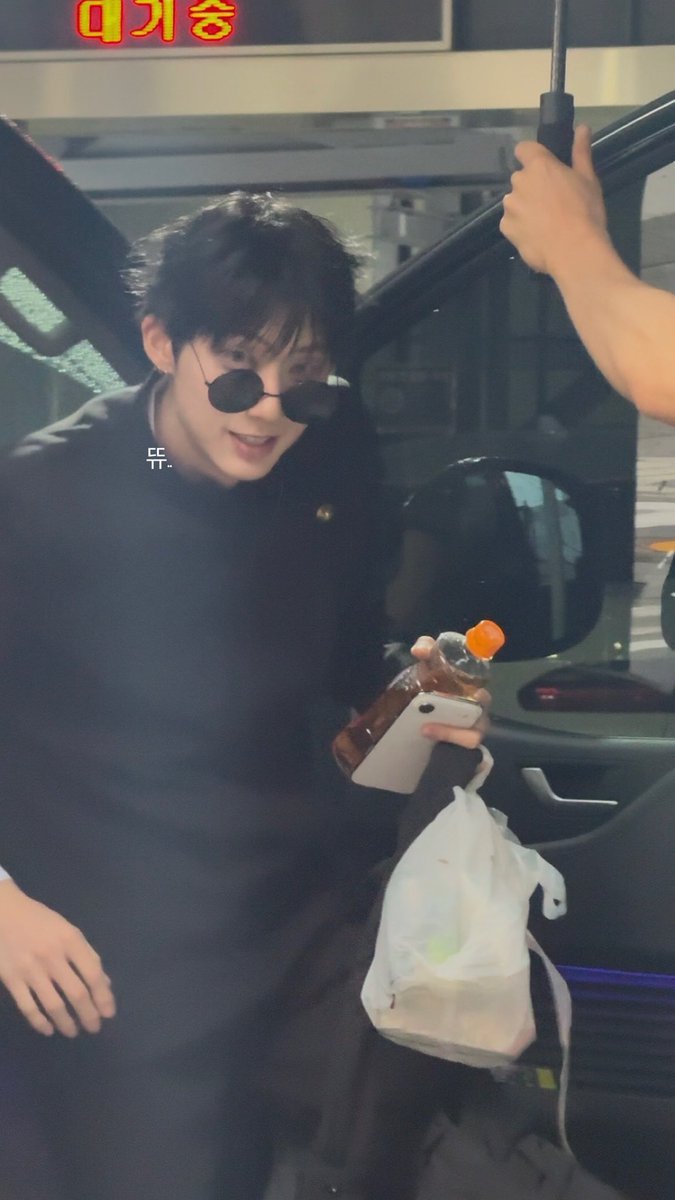 sunppoppo's tweet photo. THERES A GUN TO MY HEADDDD https://t.co/gFPDZA6YcR