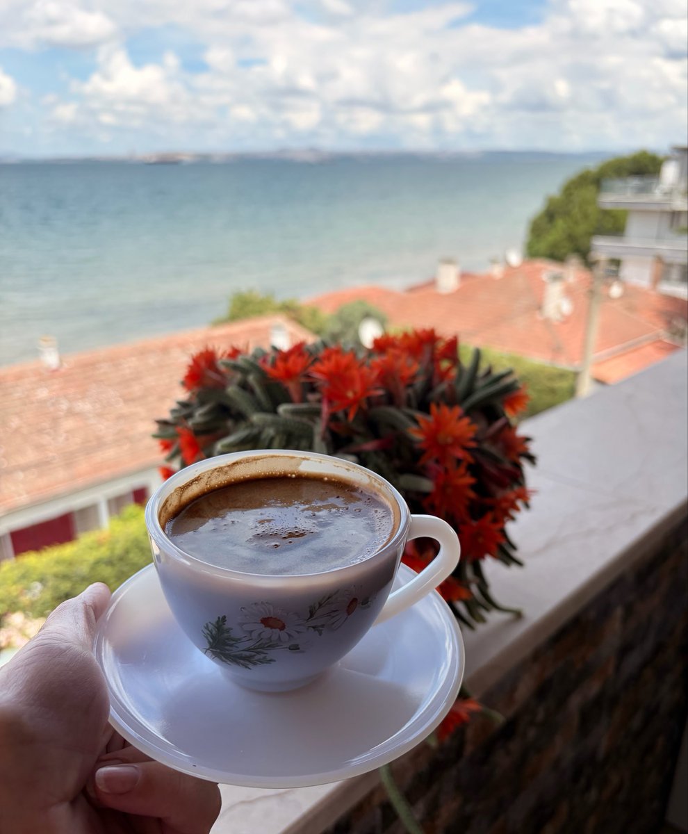 kse_yasmin's tweet photo. Türk kahvesiyle aramı fazla açmıştım. Barışmamız gerekiyordu, 
bence  özleştik 🥰😉
#cuma https://t.co/juNGeNL7Sp