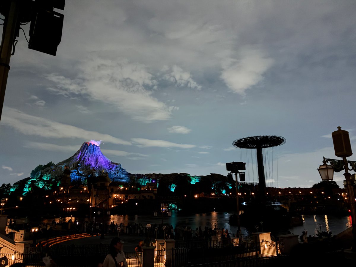barerunibareru's tweet photo. 遅くなったけどディズニーシー行ってきた！25周年だったっぽくて色んなイベントしてて楽しかった！
初めてタワテラとかの絶叫系乗ってみたけどマジで意識飛ぶんじゃないかってくらい怖かったです！ https://t.co/JDaBcMosDv