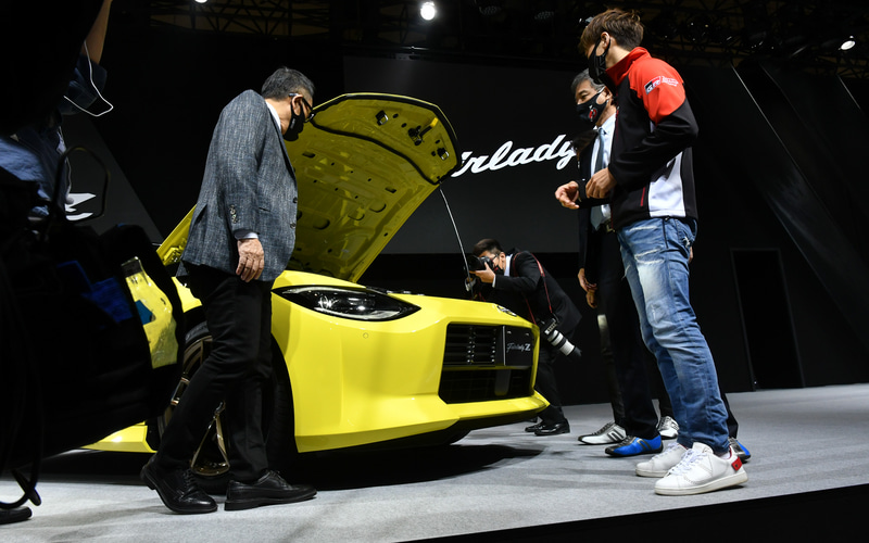 headcrablove's tweet photo. 豊田章男「この時代に日産がスポーツカー、さらにFR車を出してくれることはありがたいよね。日産にはフェアレディZは無くてはならない存在だからね」

その夜

豊田アキオ「コウちゃんサイコーだよ、いくら走っても走りたりないんだ、コイツとなら」 https://t.co/06Dqy7lj24