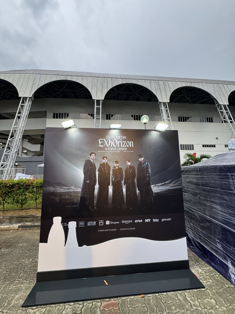 fanvoys_'s tweet photo. okay ada backdrop, kita rasmi dulu🥳 

#EXhOrizoninKL #EXOinKL #EXOinMY https://t.co/TeGvJpekws