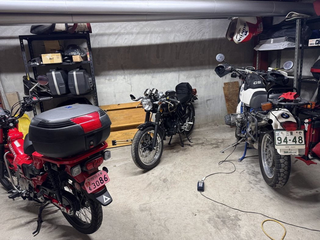 tecmate_japan's tweet photo. 🏍️✨複数台持ちのバッテリー管理に✨🔋

chickenさん（@chicken）にご投稿いただいたお写真をご紹介します！

BMW R80GS Basic、AJS Cadwell 125、YAMAHA WR125Rの3台を、オプティメイトでバッテリー管理されている様子を投稿してくださいました。

BMW R80GS Basicは、かなり前からオプティメイトをご使用いただき、もう何年もバッテリートラブルなし。
AJS Cadwell 125も、購入から4年近くトラブルなしとのこと！

各車両に接続ケーブルを取り付けて、ローテーションで管理されているそうです🔋

あらかじめ車両側に接続ケーブルを取り付けておくことで、
毎回バッテリー端子にアクセスしなくても、オプティメイトをつなぎやすくなります。

複数台バイクを所有していると、

「このバイクは最近乗っていない」
「久しぶりに乗ろうとしたらバッテリーが弱っていた」
「どの車両をいつ充電したか忘れてしまう」

ということも起こりがちです。

バッテリー上がりは、乗りたい時に起こると困るトラブルのひとつ。

だからこそ、普段からオプティメイトで状態を見ながらケアしておくことで、
「久しぶりに乗る日」も安心につながります✨

走る楽しみを止めないために、
乗っていない時間のバッテリー管理も大切にしていきたいですね。

「#オプティメイト使ってる」を付けて投稿いただいた写真や動画は、
テックメイトジャパン公式SNSでご紹介させていただくことがあります📸

皆さんのテックメイトジャパン製品を使ったバッテリーケアの様子も、ぜひ私たちに教えてください！