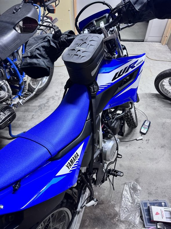 tecmate_japan's tweet photo. 🏍️✨複数台持ちのバッテリー管理に✨🔋

chickenさん（@chicken）にご投稿いただいたお写真をご紹介します！

BMW R80GS Basic、AJS Cadwell 125、YAMAHA WR125Rの3台を、オプティメイトでバッテリー管理されている様子を投稿してくださいました。

BMW R80GS Basicは、かなり前からオプティメイトをご使用いただき、もう何年もバッテリートラブルなし。
AJS Cadwell 125も、購入から4年近くトラブルなしとのこと！

各車両に接続ケーブルを取り付けて、ローテーションで管理されているそうです🔋

あらかじめ車両側に接続ケーブルを取り付けておくことで、
毎回バッテリー端子にアクセスしなくても、オプティメイトをつなぎやすくなります。

複数台バイクを所有していると、

「このバイクは最近乗っていない」
「久しぶりに乗ろうとしたらバッテリーが弱っていた」
「どの車両をいつ充電したか忘れてしまう」

ということも起こりがちです。

バッテリー上がりは、乗りたい時に起こると困るトラブルのひとつ。

だからこそ、普段からオプティメイトで状態を見ながらケアしておくことで、
「久しぶりに乗る日」も安心につながります✨

走る楽しみを止めないために、
乗っていない時間のバッテリー管理も大切にしていきたいですね。

「#オプティメイト使ってる」を付けて投稿いただいた写真や動画は、
テックメイトジャパン公式SNSでご紹介させていただくことがあります📸

皆さんのテックメイトジャパン製品を使ったバッテリーケアの様子も、ぜひ私たちに教えてください！