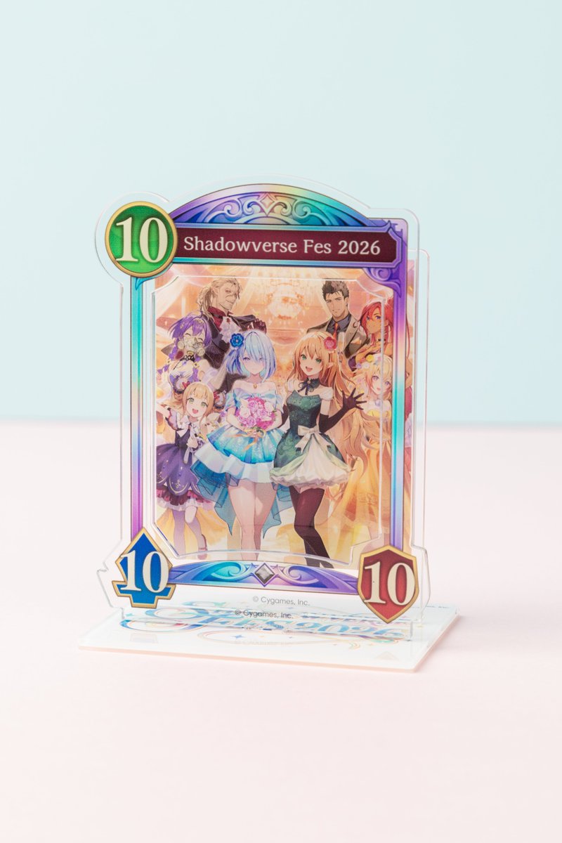shadowverse_jp's tweet photo. ︵︵︵︵︵︵︵︵︵︵︵︵

#シャドバフェス2026
わくわく！しゃどばくじ開催✨

︶︶︶︶︶︶︶︶︶︶︶︶
・ギルダリアや徒姫のA4サイズ「クリアポスター」
・エースが撮影に挑戦した「証明写真風ステッカー」
などのオリジナルグッズが登場！

ラインナップ👉
https://t.co/eBCuzGSg3O https://t.co/TVDI0QZTSw