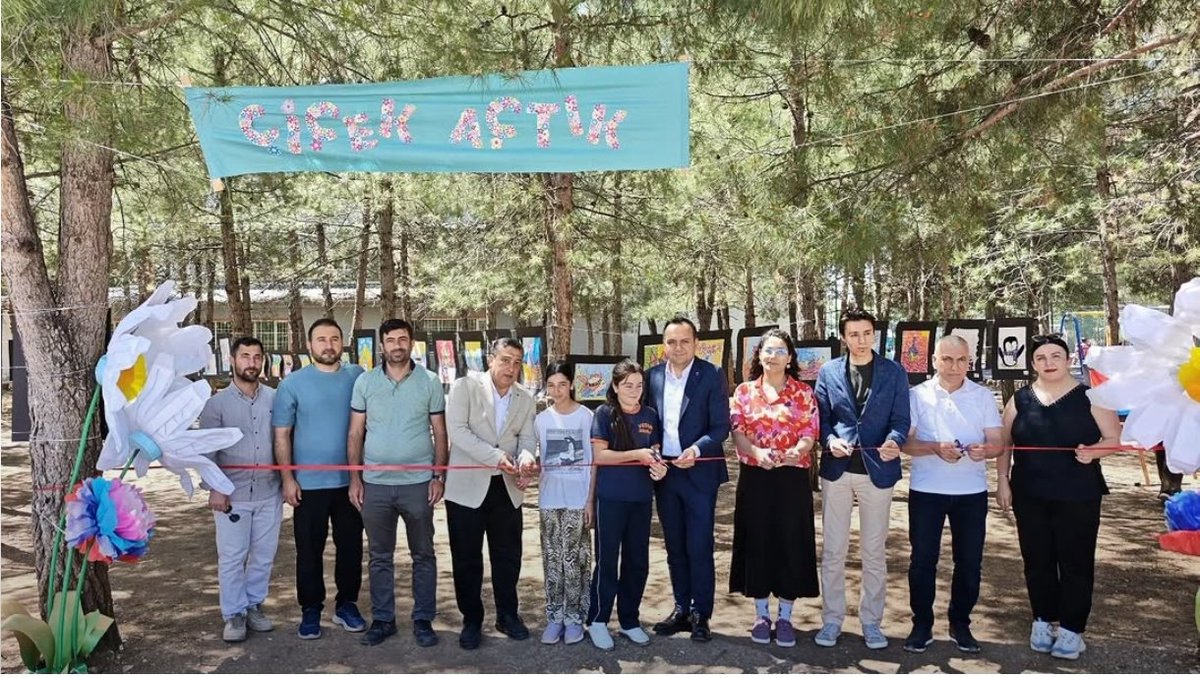 vatan_omerli's tweet photo. Ömerli Gazi YBO ortaklığındaki “Çiçek Açtık” yıl sonu resim sergimizin açılışını; İlçe Kaymakamımız, İlçe MEM Müdürümüz ve idarecilerimizle yaptık! 🖼️🎨
Emekleriyle sergiye renk katan öğrencilerimize ve Görsel Sanatlar Öğretmenimiz Ece Şentürk'e teşekkür ederiz. 💐 https://t.co/NBew5H4Hfm